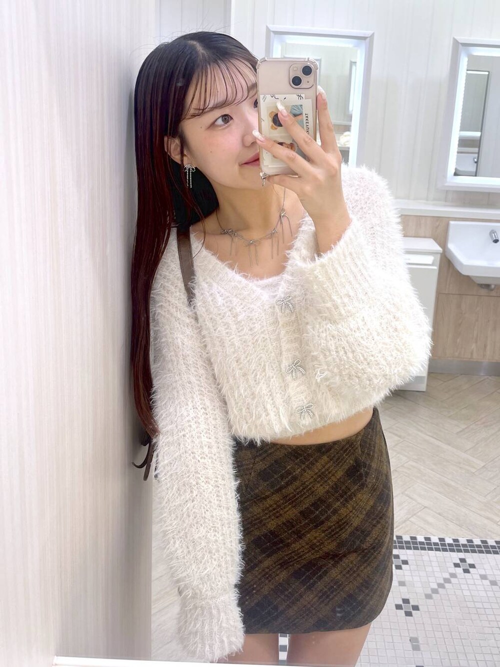 ブラウン系のショルダーバッグ、ホワイト系のブーツ、ホワイト系のキャミソールを着用したレディースの秋コーディネートの6枚目の写真