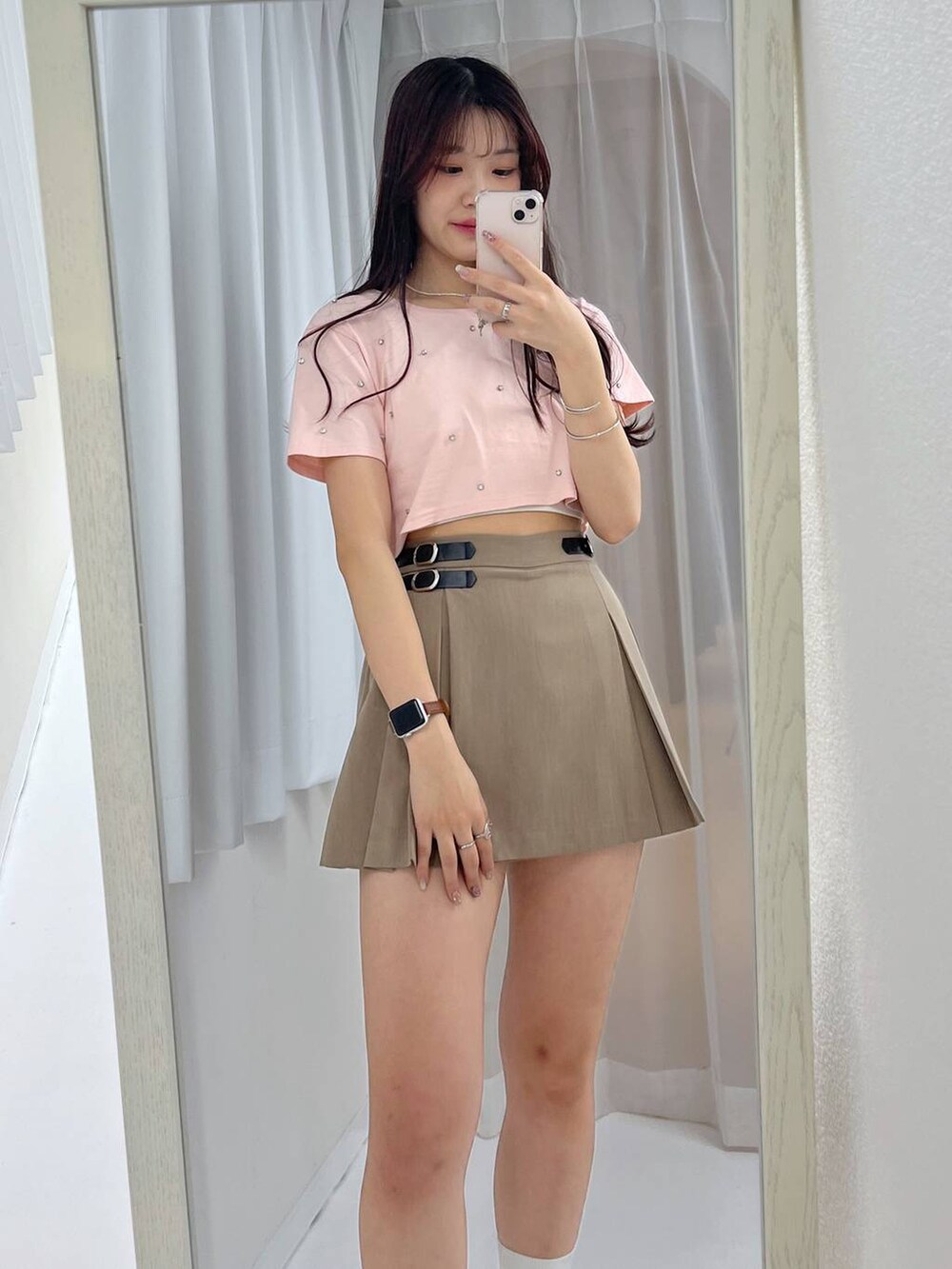 ホワイト系のキャミソール、ホワイト系のサンダル、ベージュ系のスカートを着用したレディースの夏コーディネートの2枚目の写真