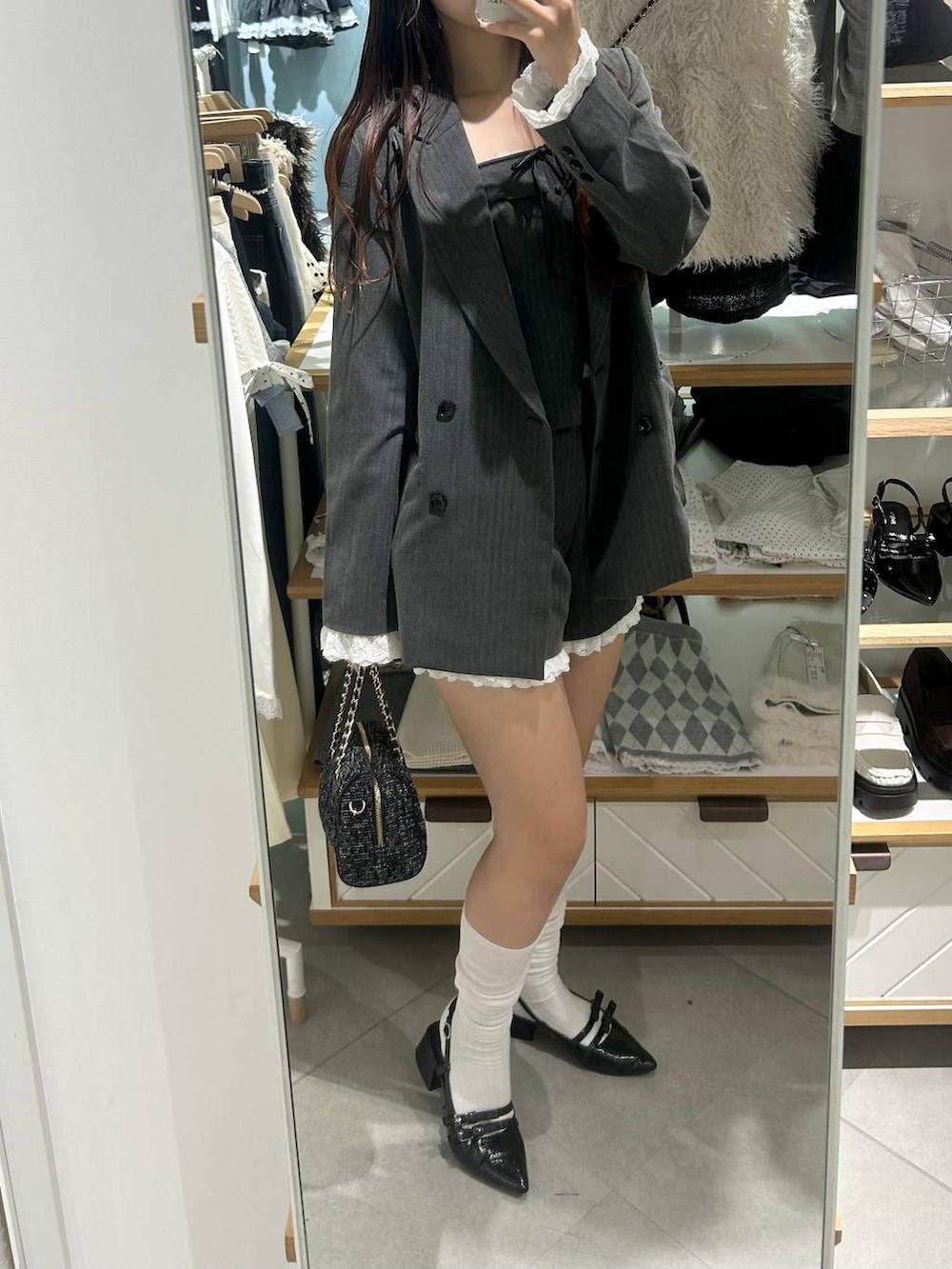 グレー系のその他パンツ、グレー系のその他トップス、ブラック系のボストンバッグを着用したレディースの夏コーディネートの6枚目の写真