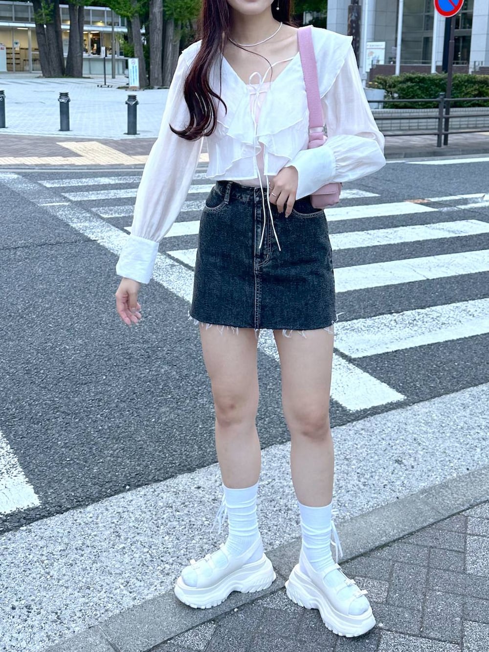 ピンク系のショルダーバッグ、ホワイト系のサンダル、ホワイト系のシャツ/ブラウスを着用したレディースの春コーディネートの2枚目の写真