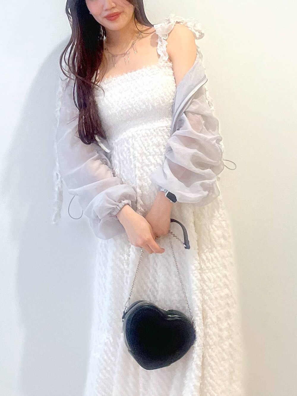 シルバー系のサンダル、ホワイト系のワンピース、グレー系のブルゾンを着用したレディースの春コーディネートの9枚目の写真