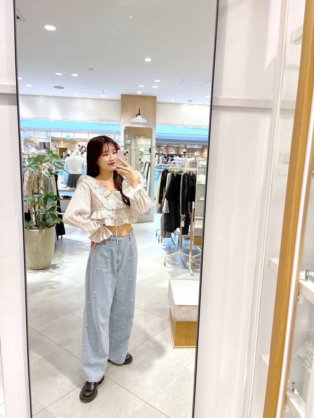 ベージュ系のシャツ/ブラウス、ブラック系のローファー、ブルー系のデニムパンツを着用したレディースの春コーディネートの4枚目の写真