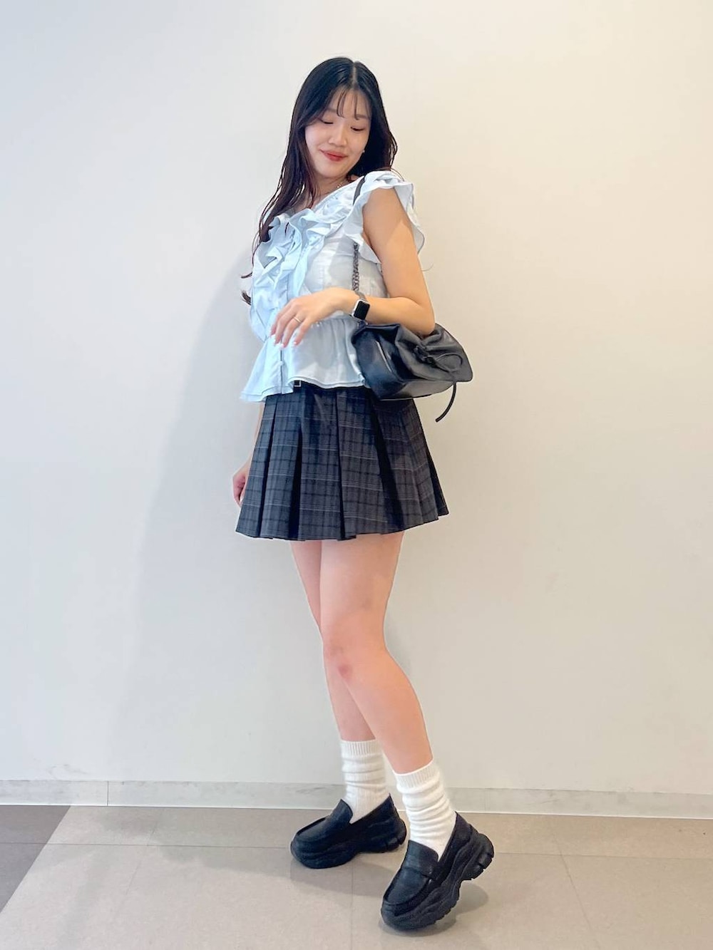 グレー系のショルダーバッグ、ホワイト系のキャミソール、ブラック系のローファーを着用したレディースの夏コーディネートの6枚目の写真