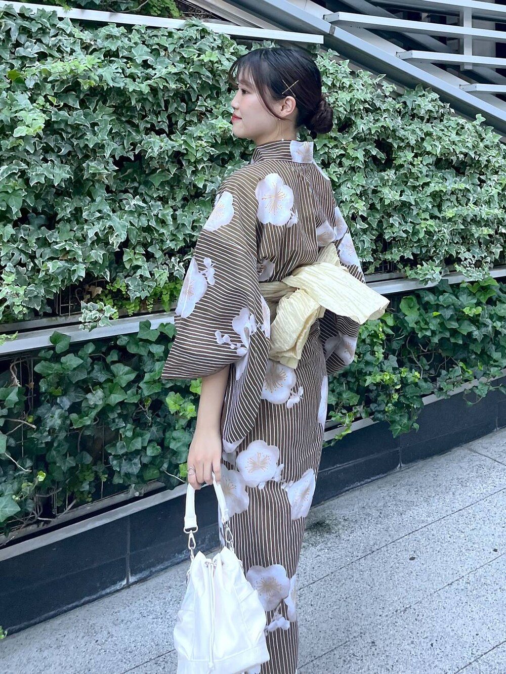 ホワイト系のショルダーバッグ、ホワイト系のキャミソール、シルバー系のリングを着用したレディースの夏コーディネートの5枚目の写真