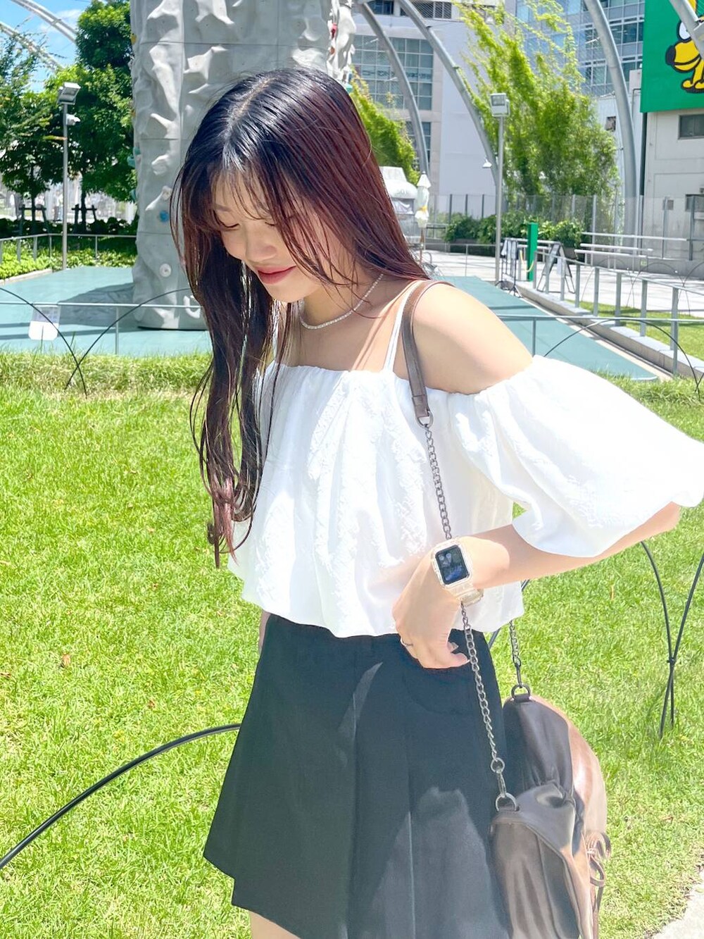 ブラック系のスカート、ホワイト系のシャツ/ブラウス、ホワイト系のキャミソールを着用したレディースの夏コーディネートの6枚目の写真