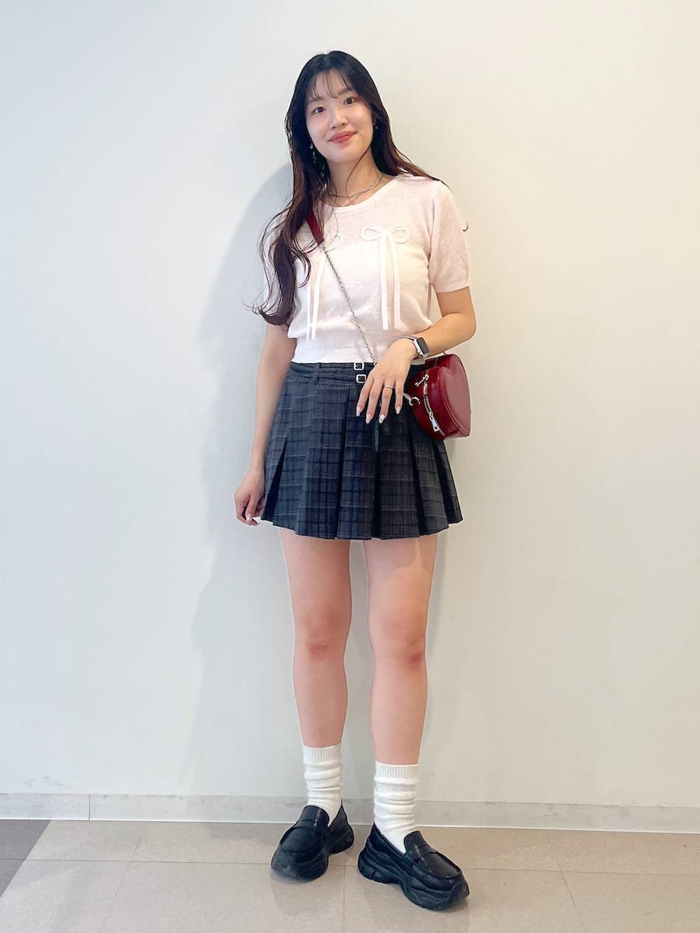 ホワイト系のキャミソール、ブラック系のローファー、グレー系のスカートを着用したレディースの春コーディネートの9枚目の写真