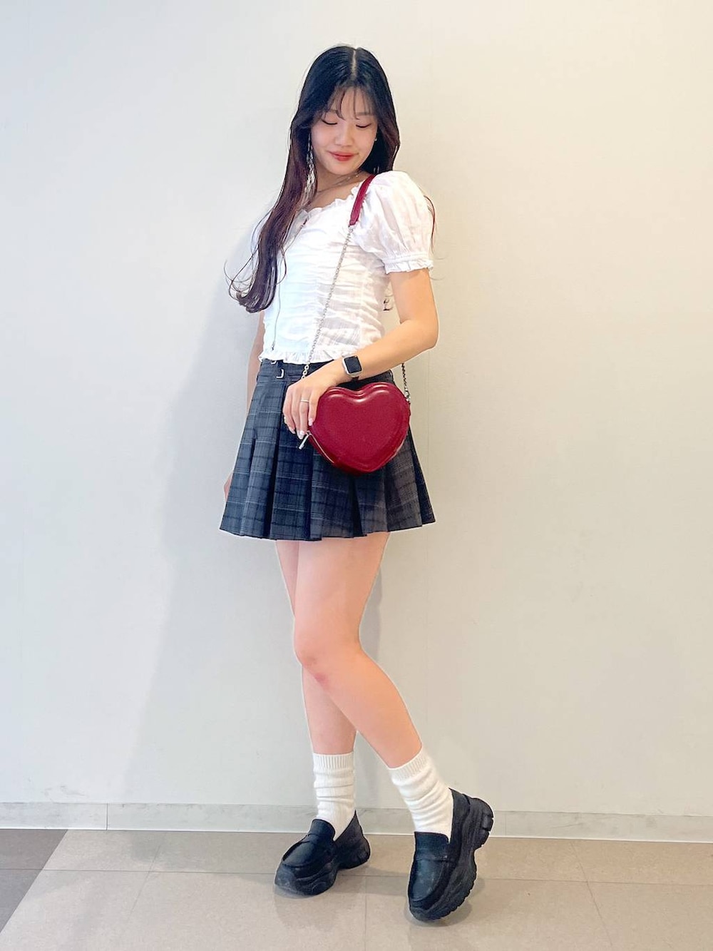 ホワイト系のキャミソール、ブラック系のローファー、グレー系のスカートを着用したレディースの春コーディネートの9枚目の写真