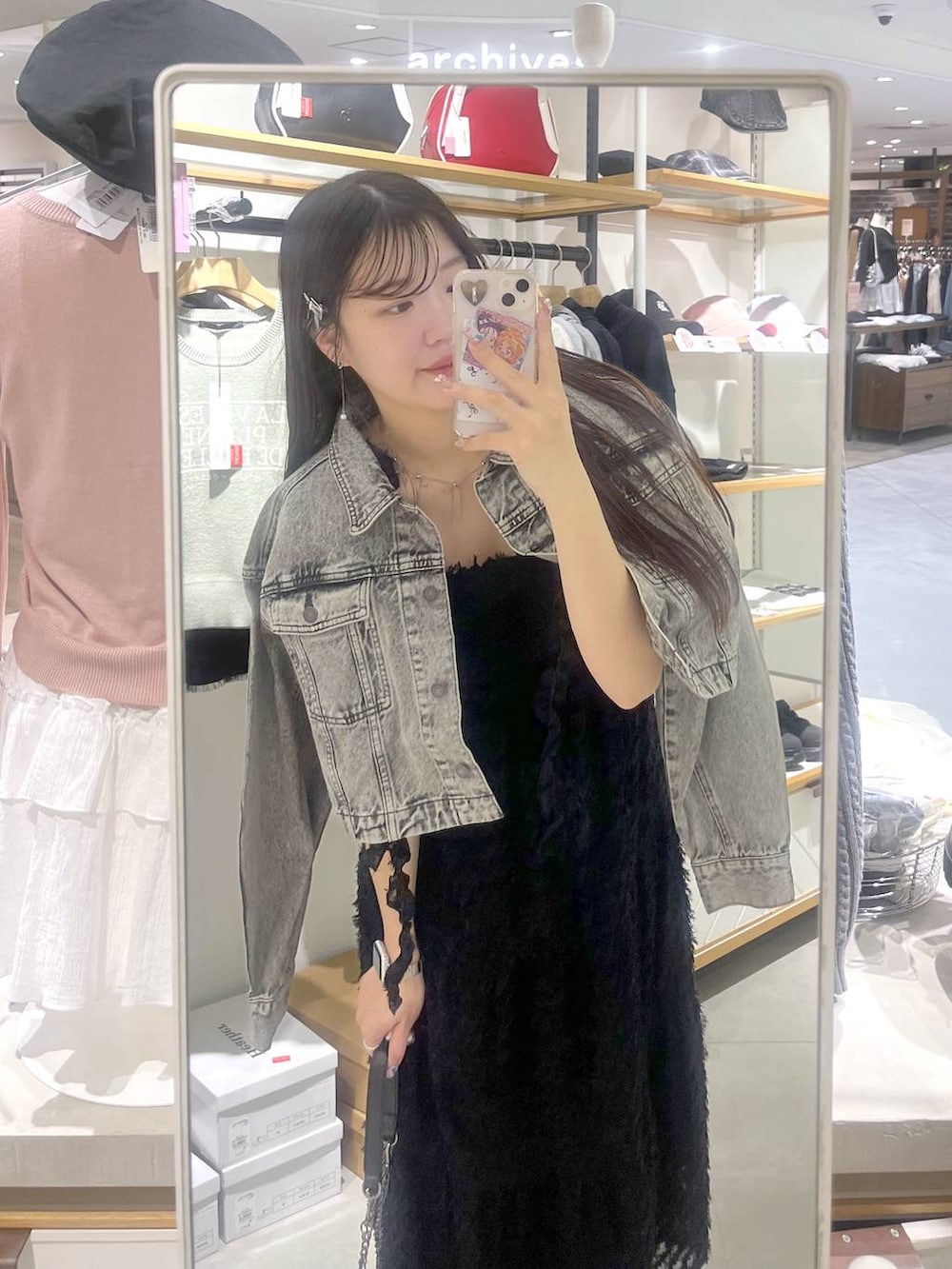 ホワイト系のキャミソール、ブラック系のショルダーバッグ、ブラック系のブーツを着用したレディースの春コーディネートの4枚目の写真