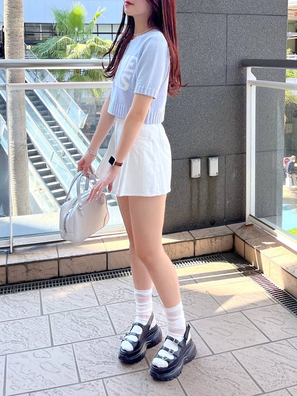 ブルー系のニット/セーター、ホワイト系のキャミソール、ブラック系のサンダルを着用したレディースの夏コーディネートの5枚目の写真