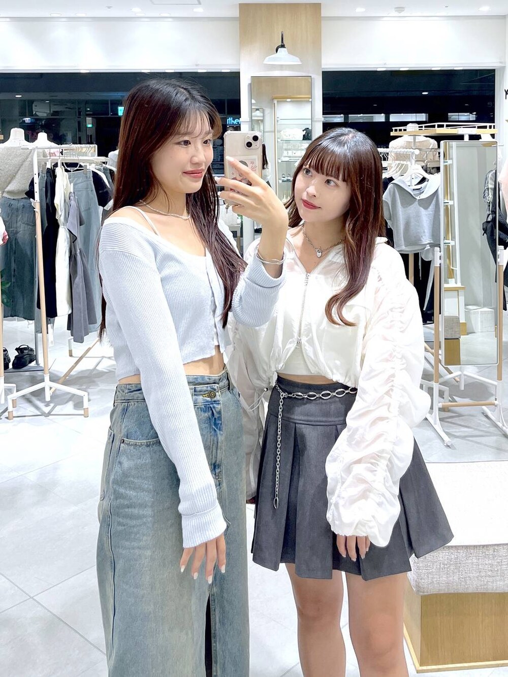 ブルー系のカーディガン/ボレロ、ホワイト系のブルゾン、ブラック系のローファーを着用したレディースの夏コーディネートの2枚目の写真