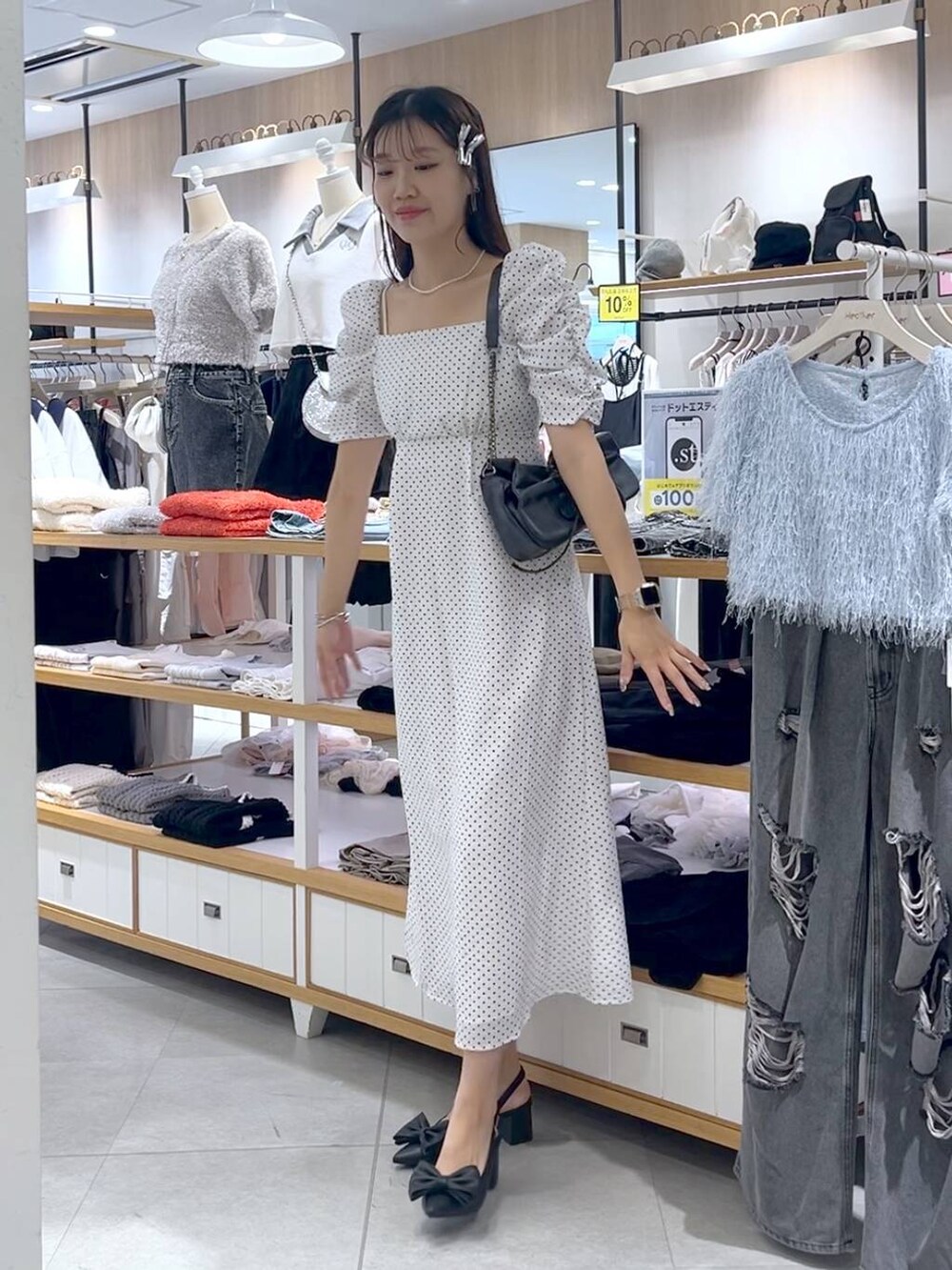 ブラック系のサンダル、ホワイト系のワンピース、ホワイト系のキャミソールを着用したレディースの春コーディネートの2枚目の写真