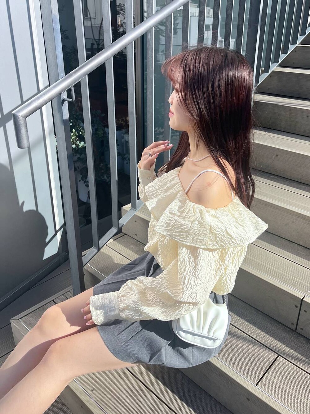 ホワイト系のショルダーバッグ、ホワイト系のキャミソール、ホワイト系のサンダルを着用したレディースの春コーディネートの6枚目の写真