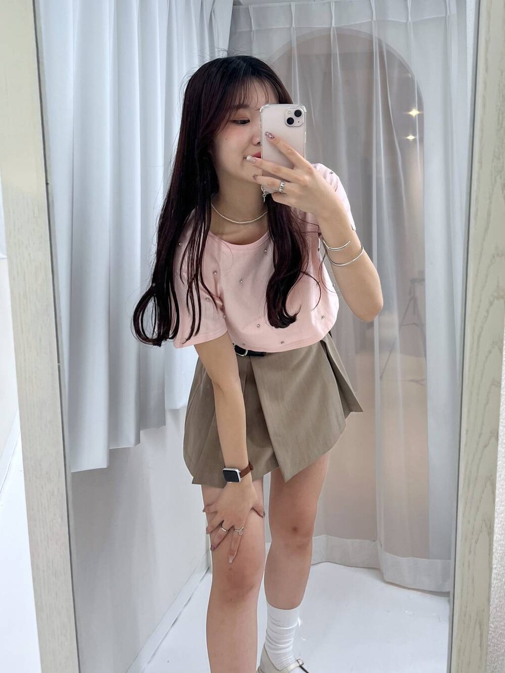 ホワイト系のキャミソール、ホワイト系のサンダル、ベージュ系のスカートを着用したレディースの夏コーディネートの4枚目の写真