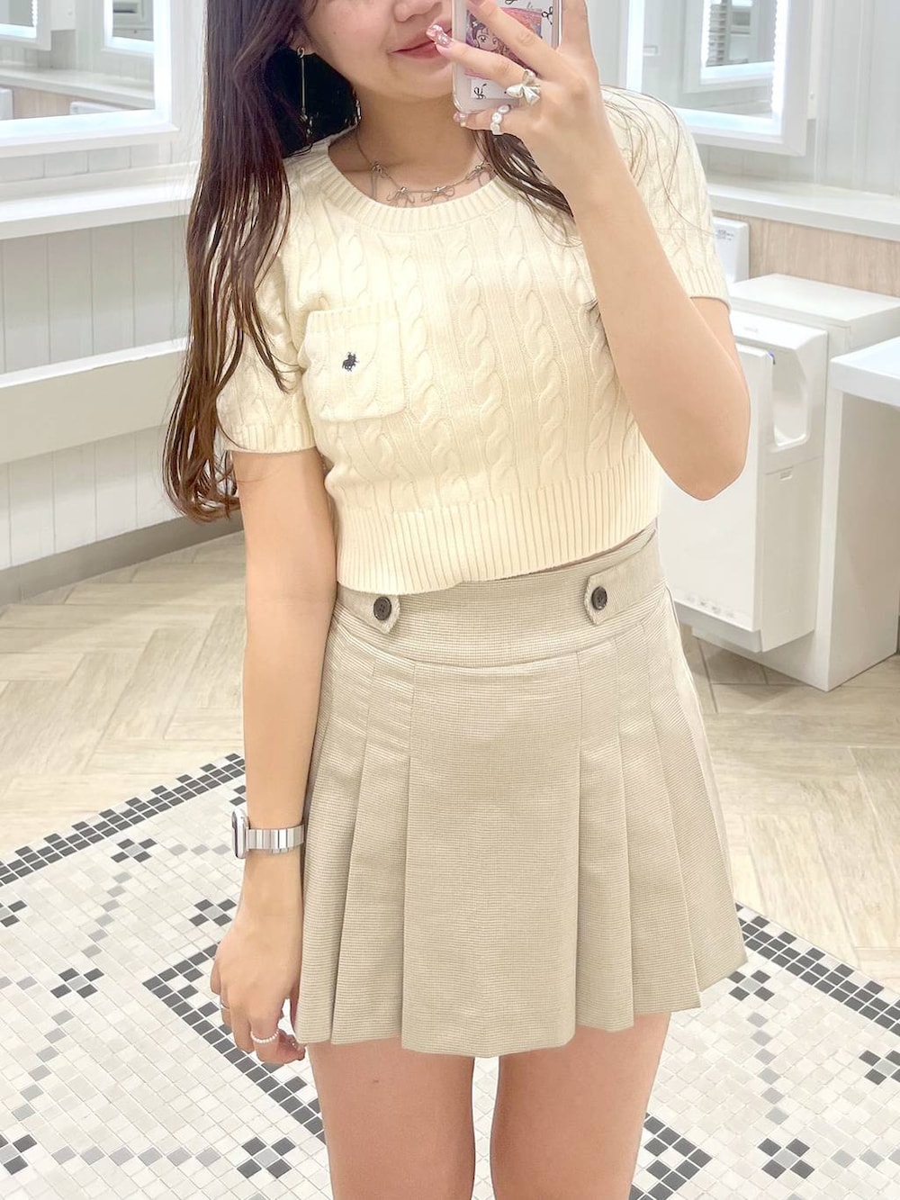 ホワイト系のキャミソール、ブラック系のローファー、ベージュ系のスカートを着用したレディースの春コーディネートの5枚目の写真