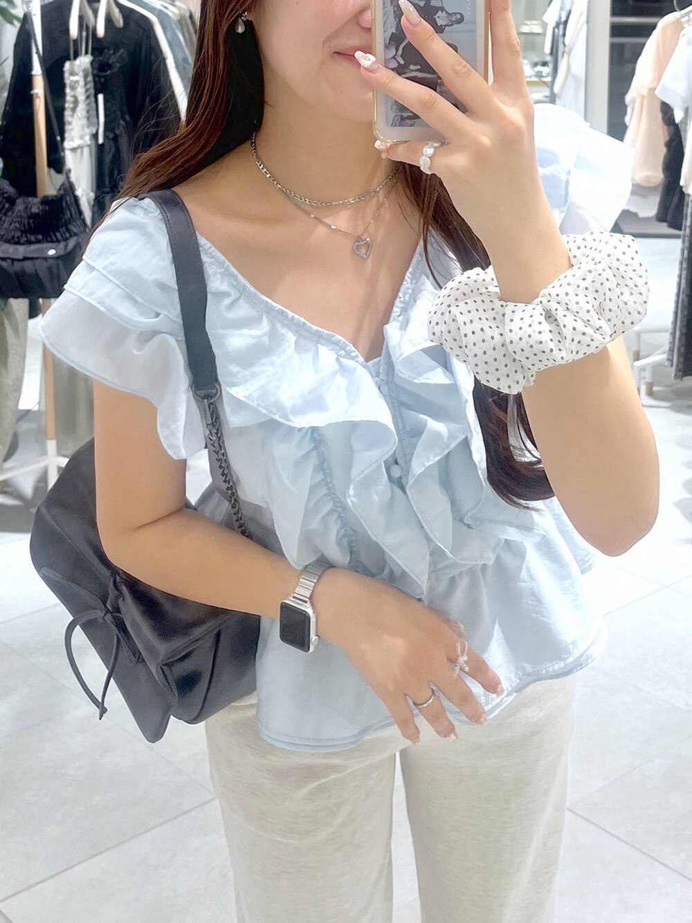 グレー系のショルダーバッグ、ホワイト系のキャミソール、シルバー系のサンダルを着用したレディースの春コーディネートの4枚目の写真