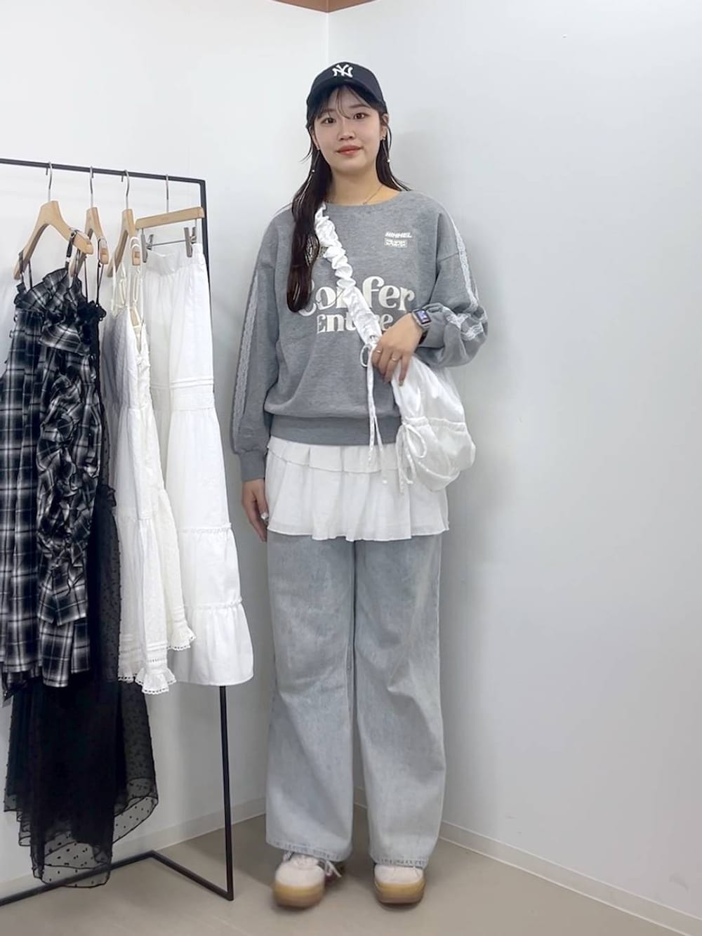 ホワイト系のTシャツ/カットソー、グレー系のスウェット、ブルー系のデニムパンツを着用したレディースの春コーディネートの3枚目の写真