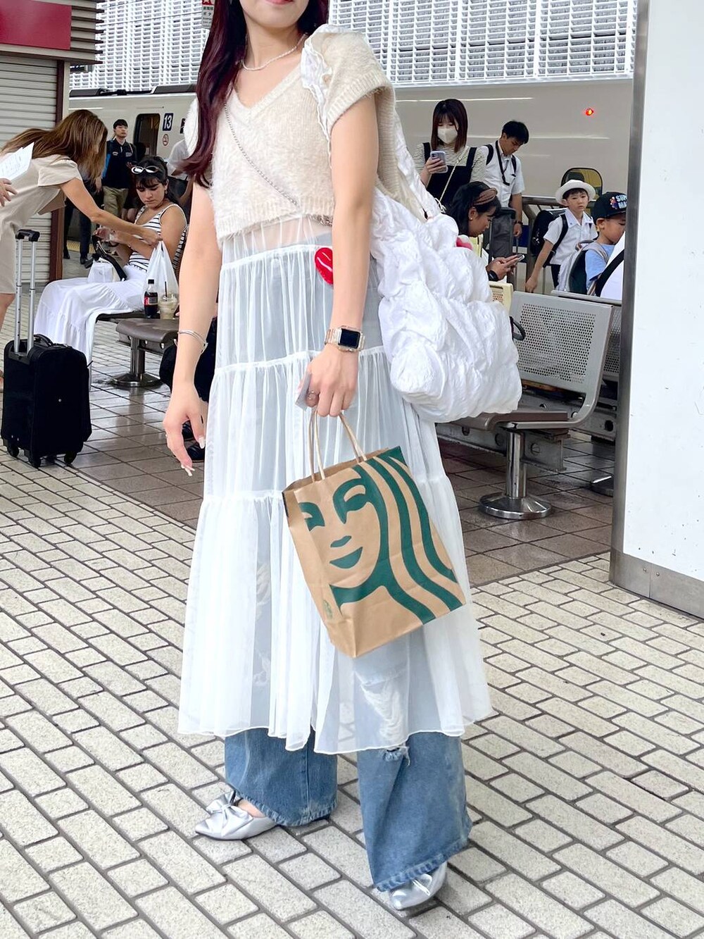 ホワイト系のシャツ/ブラウス、ホワイト系のワンピース、ホワイト系のキャミソールを着用したレディースの夏コーディネートの6枚目の写真