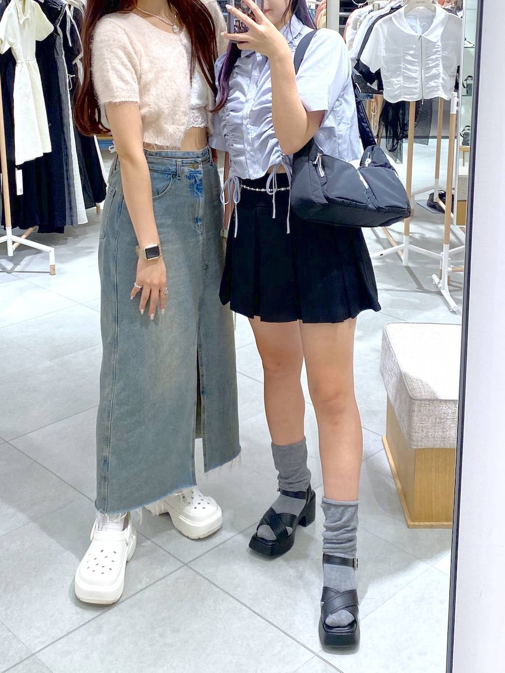 ブラック系のサンダル、ピンク系のカーディガン/ボレロ、ホワイト系のキャミソールを着用したレディースの夏コーディネートの3枚目の写真