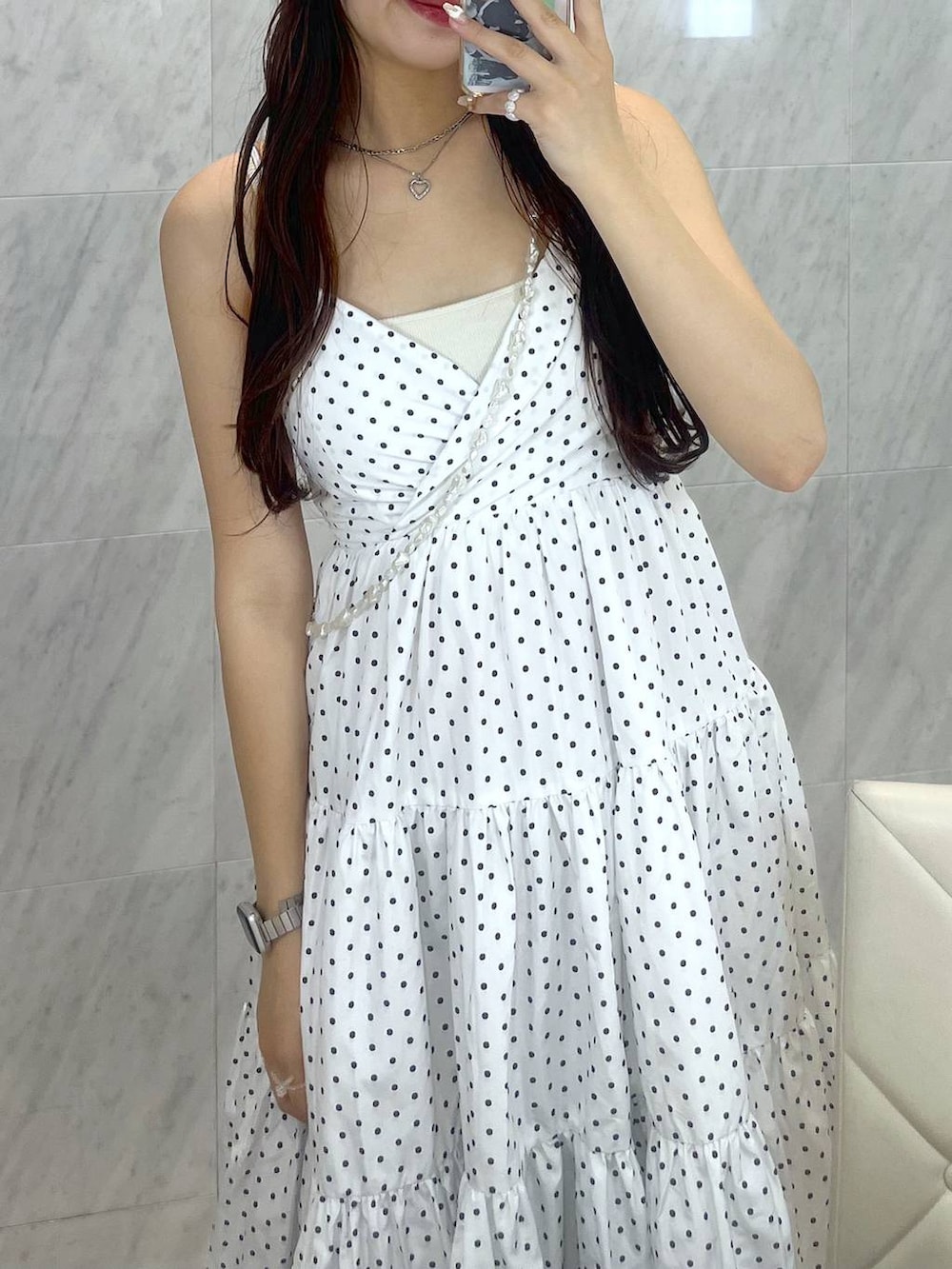 ブルー系のデニムパンツ、ホワイト系のキャミソール、その他のワンピースを着用したレディースの春コーディネートの2枚目の写真