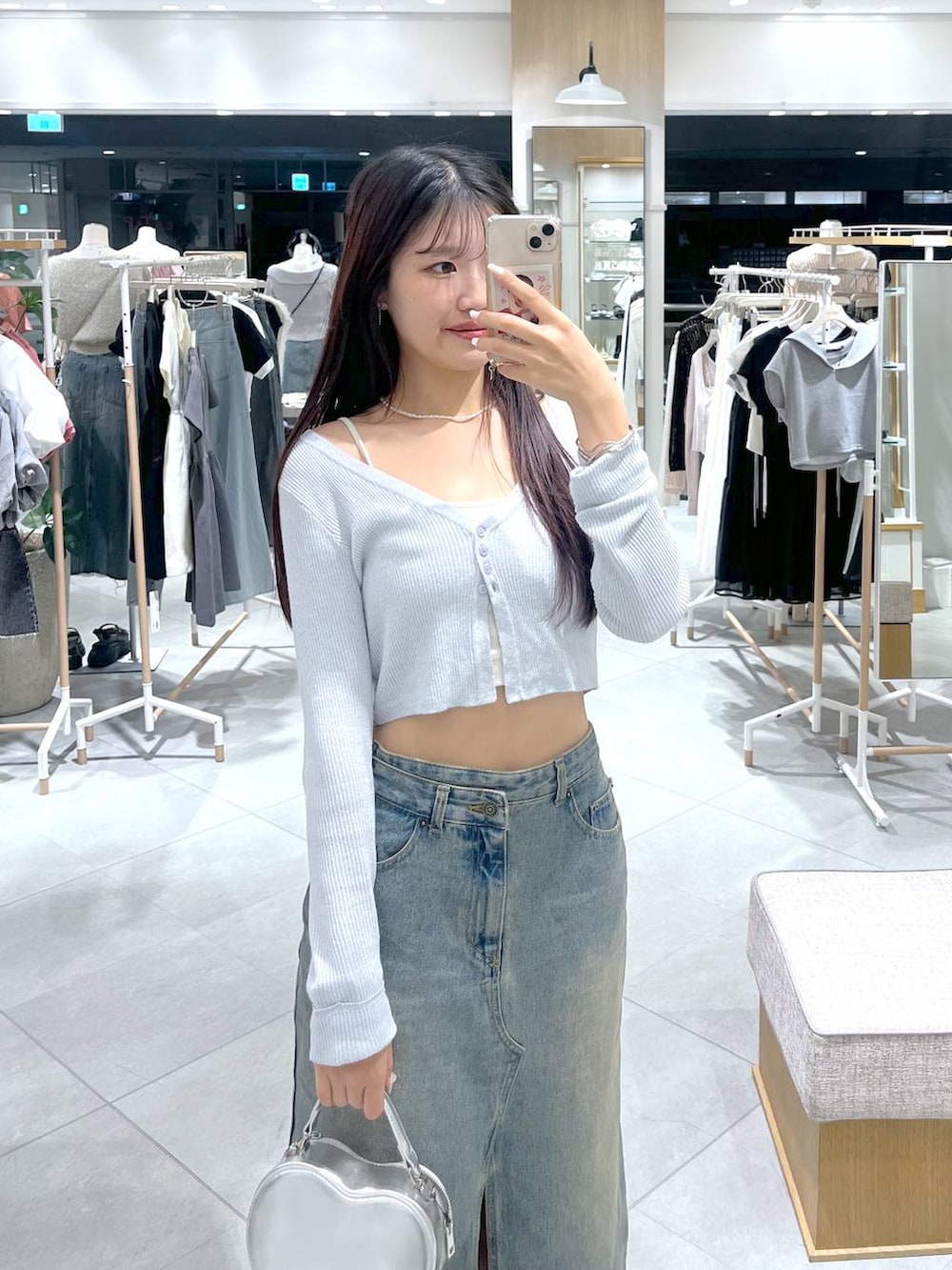 ブルー系のカーディガン/ボレロ、ホワイト系のブルゾン、ブラック系のローファーを着用したレディースの夏コーディネートの6枚目の写真