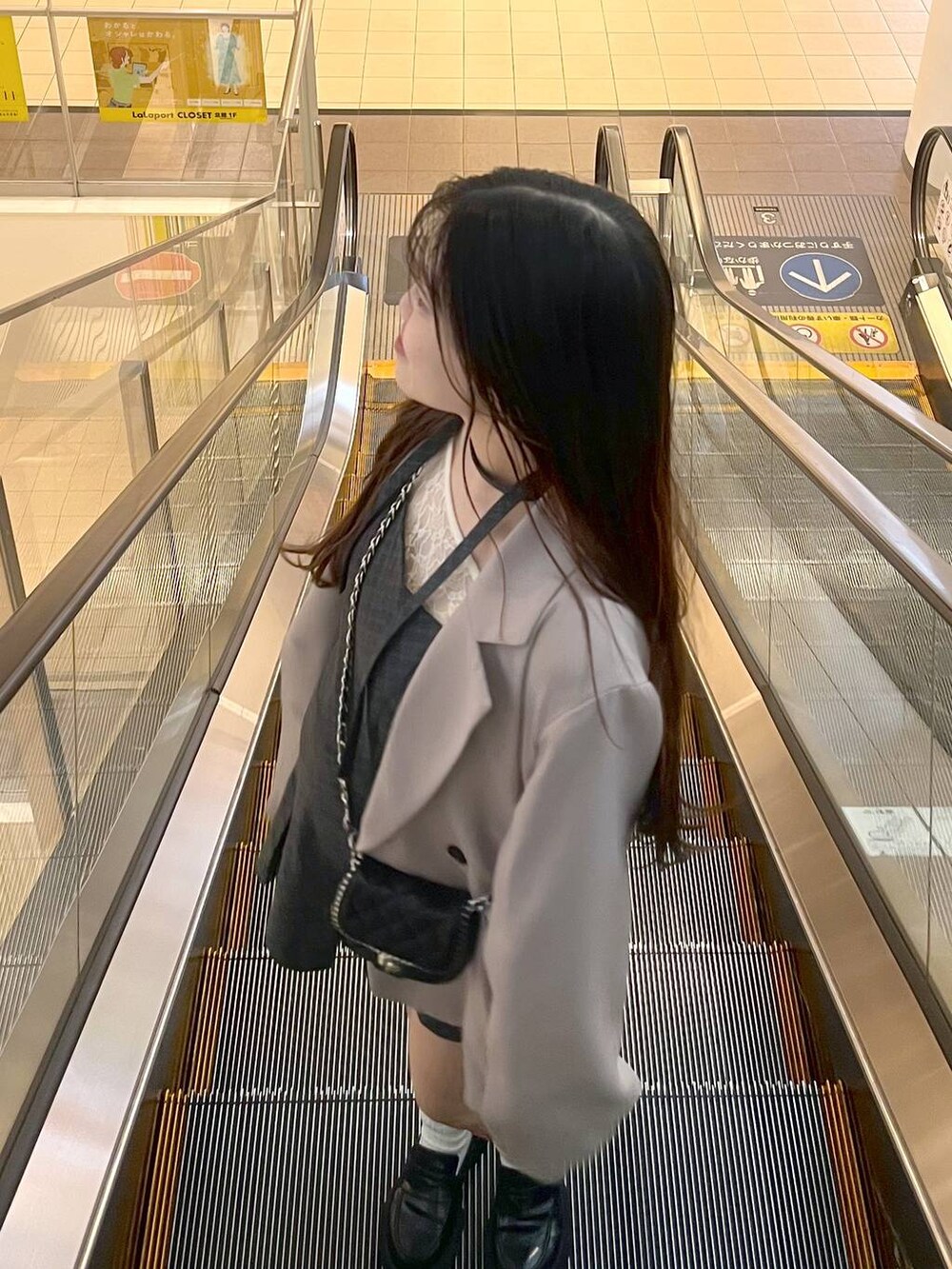 ホワイト系のキャミソール、グレー系のワンピースを着用したレディースの夏コーディネートの4枚目の写真