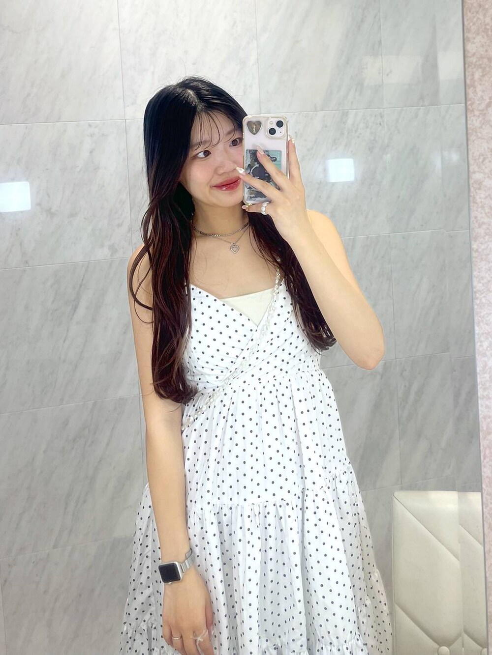 ブルー系のデニムパンツ、ホワイト系のキャミソール、その他のワンピースを着用したレディースの春コーディネートの6枚目の写真