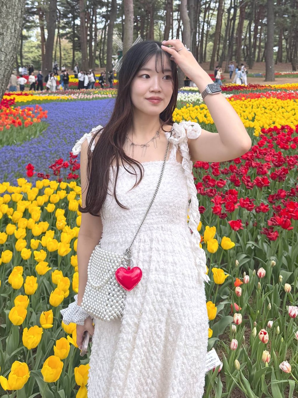 ホワイト系のワンピース、ホワイト系のキャミソール、シルバー系のパンプスを着用したレディースの春コーディネートの7枚目の写真