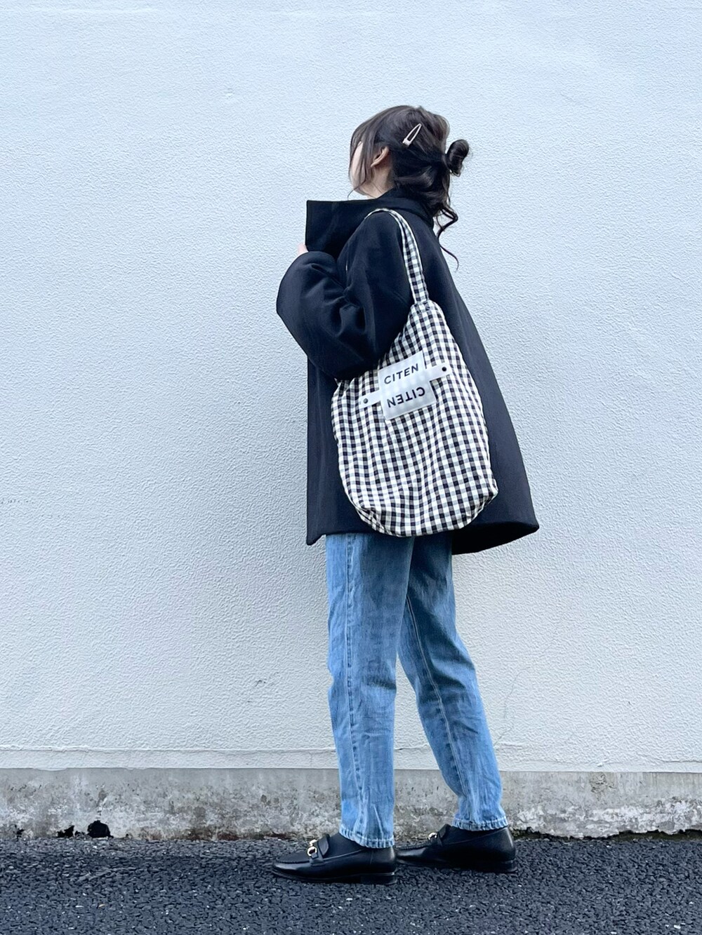 ホワイト系のTシャツ/カットソー、ブラック系のトートバッグ、ブラック系のその他アウターを着用したレディースの冬コーディネートの5枚目の写真