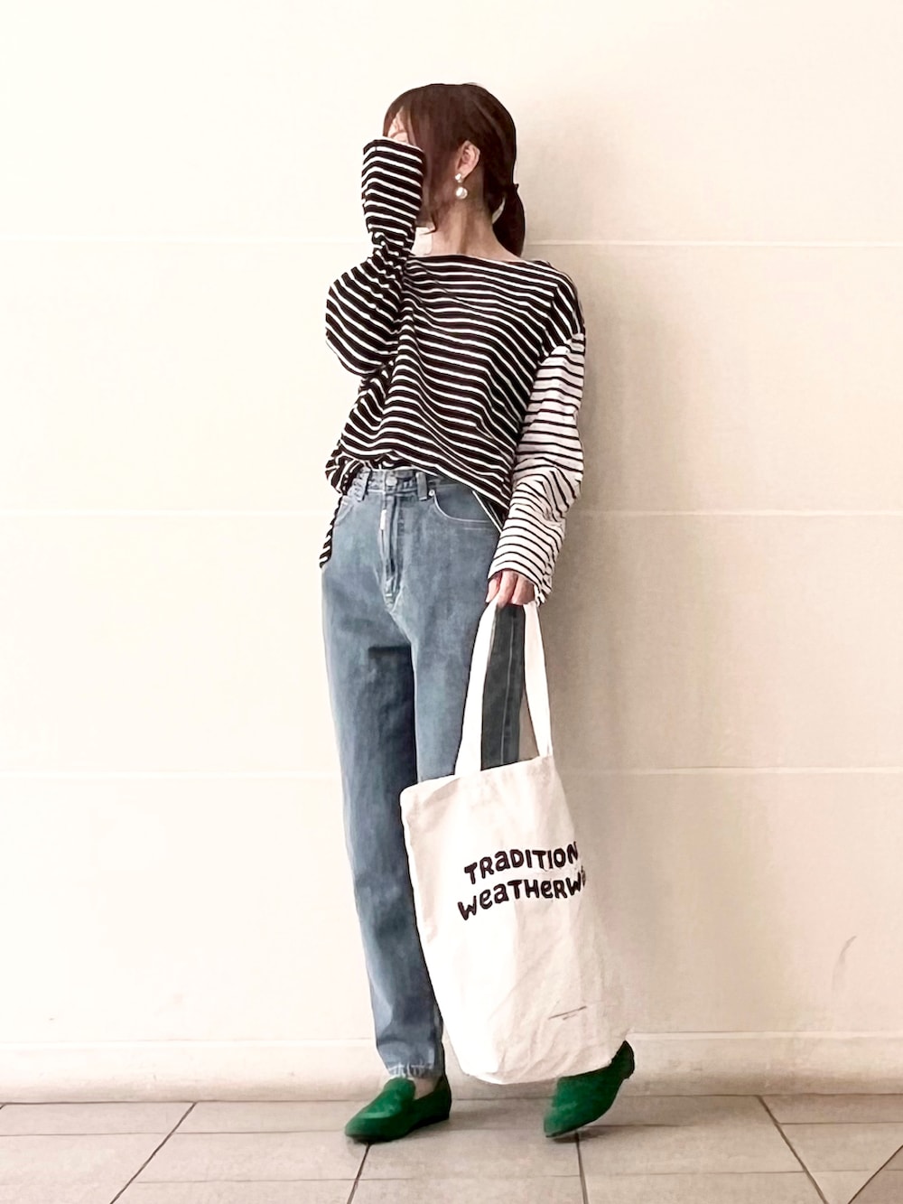 「SOMETHING、EDWIN、デニム、デニムパンツ、パンツスタイル、ボーダー、Traditional Weatherwear、make_ai、グリーン、トートバッグ、シンプル、きれいめカジュアル、春コーデ、休日スタイル、オトナ女子」|「SOMETHINGのSOMETHING/サムシング【年間ベストセラー】 FRENCH NOUVEAU Wフロントルーミースリムデニムパンツ(デニムパンツ、ブルー系)」を使った、syrupさん(レディース・162cm)の春コーディネートの3枚目の写真