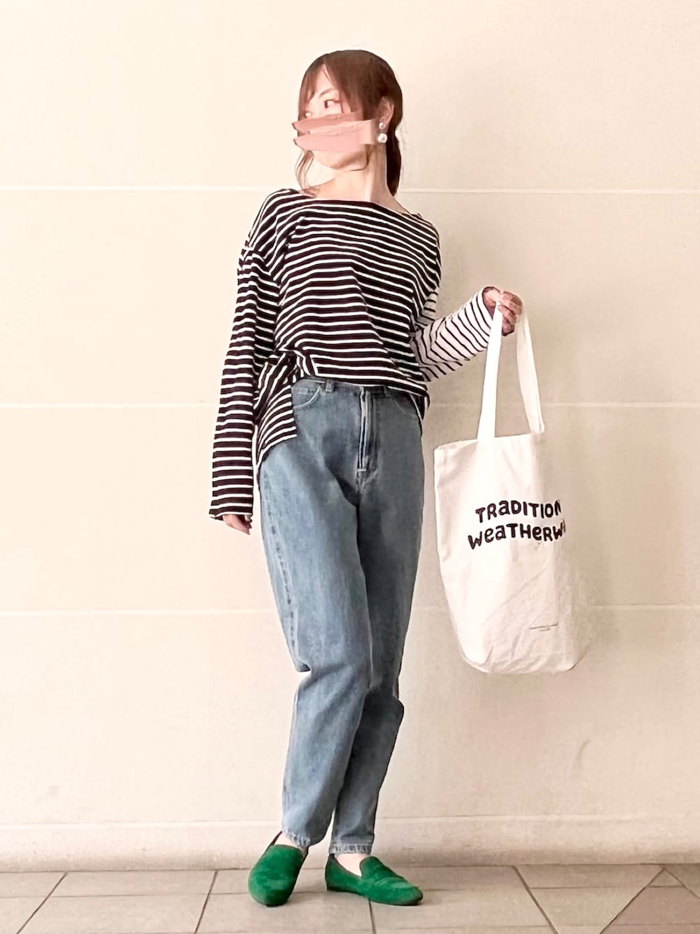「SOMETHING、EDWIN、デニム、デニムパンツ、パンツスタイル、ボーダー、Traditional Weatherwear、make_ai、グリーン、トートバッグ、シンプル、きれいめカジュアル、春コーデ、休日スタイル、オトナ女子」|「SOMETHINGのSOMETHING/サムシング【年間ベストセラー】 FRENCH NOUVEAU Wフロントルーミースリムデニムパンツ(デニムパンツ、ブルー系)」を使った、syrupさん(レディース・162cm)の春コーディネートの2枚目の写真