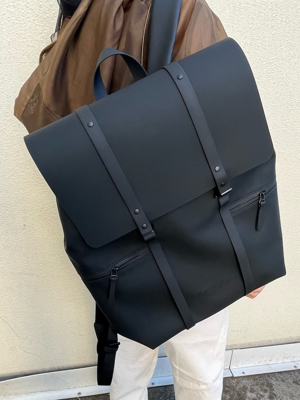 ブラック系のバックパック/リュック、ブラウン系のシャツ/ブラウス、ブラック系のサンダルを着用したレディースの春コーディネートの5枚目の写真