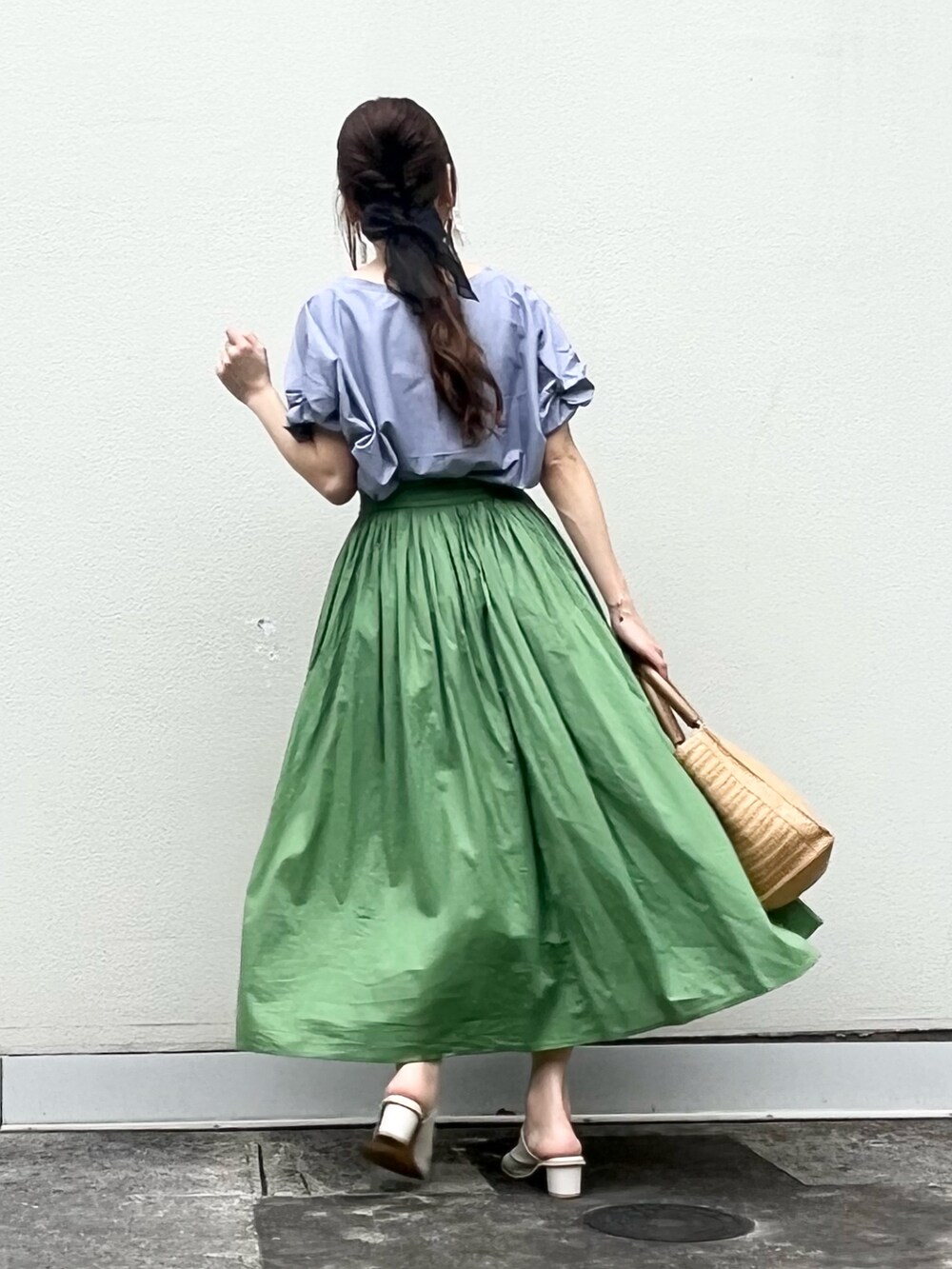 ブルー系のTシャツ/カットソー、ゴールド系のブレスレット、グレー系のスマホグッズを着用したレディースの夏コーディネートの5枚目の写真