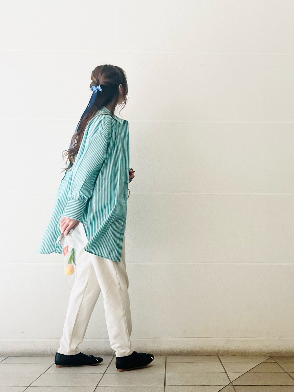 グリーン系のシャツ/ブラウス、ホワイト系のその他パンツ、ブラック系のバレエシューズを着用したレディースの冬コーディネートの3枚目の写真