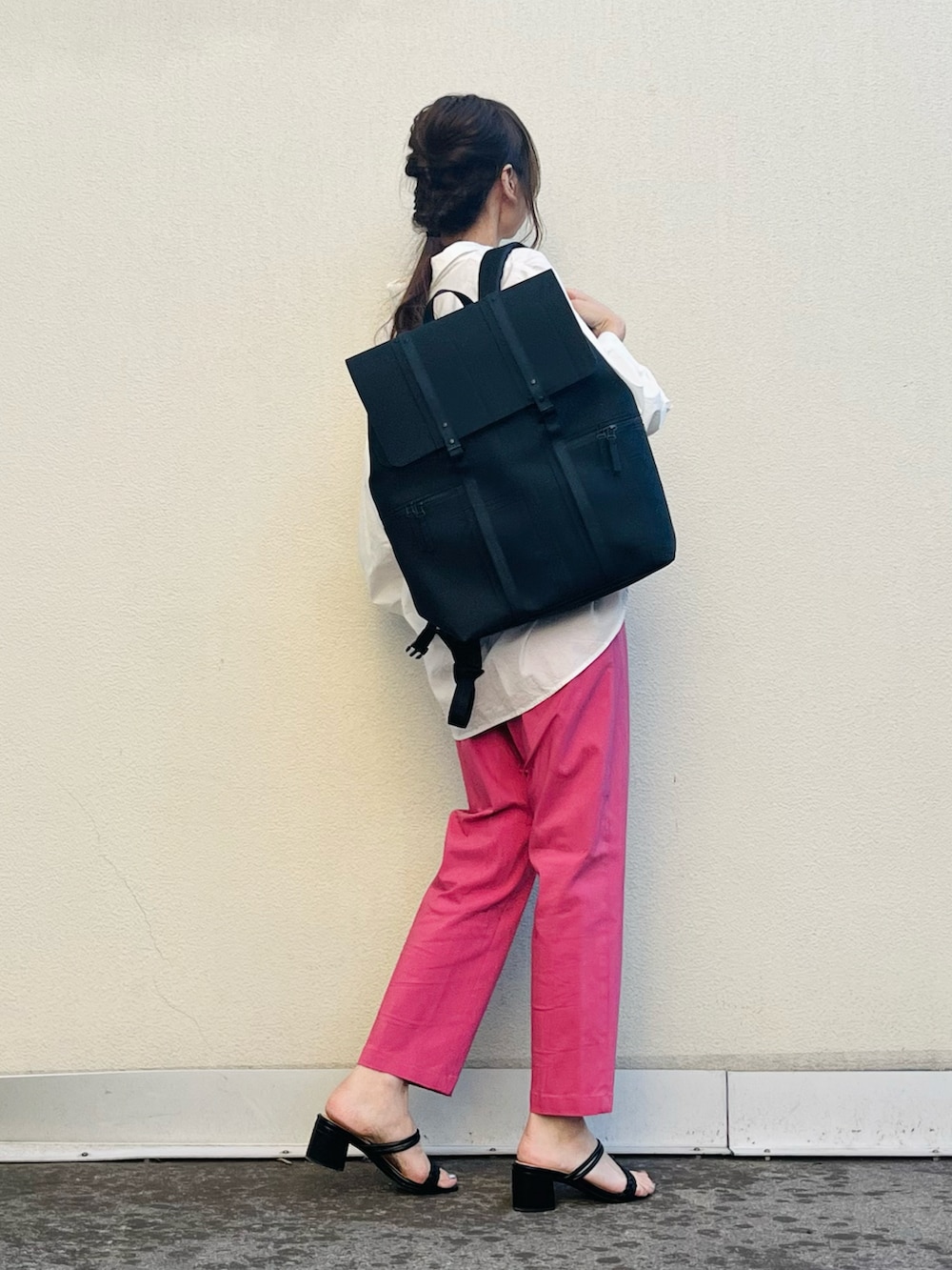 ブラック系のバックパック/リュック、ホワイト系のシャツ/ブラウス、ピンク系のその他パンツを着用したレディースの春コーディネートの3枚目の写真