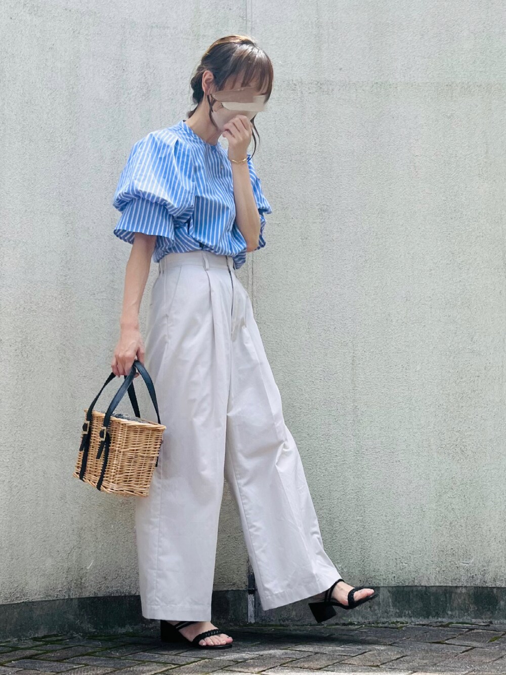 ベージュ系のバッグ、グレー系のその他パンツ、ブラック系のサンダルを着用したレディースの夏コーディネートの3枚目の写真