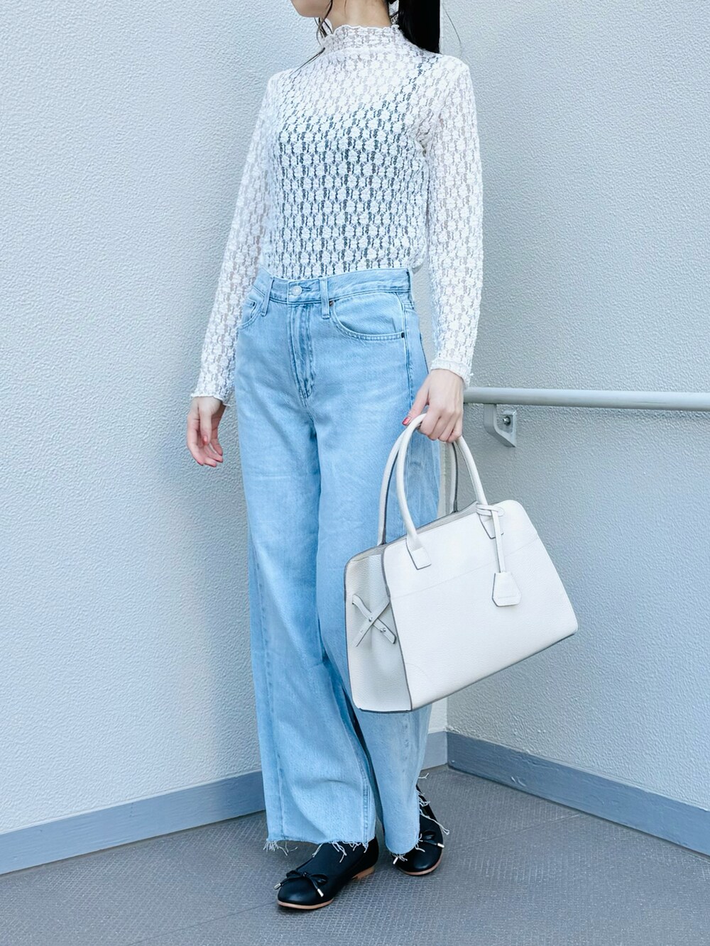 ホワイト系のシャツ/ブラウス、ベージュ系のトートバッグ、ブラック系のバレエシューズを着用したレディースの春コーディネートの2枚目の写真