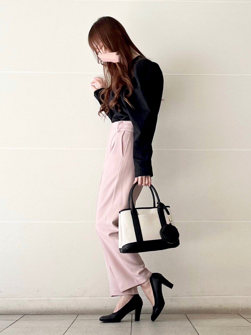 ブラック系のトートバッグ、ブラック系のTシャツ/カットソー、ピンク系のその他パンツを着用したレディースの春コーディネートの5枚目の写真