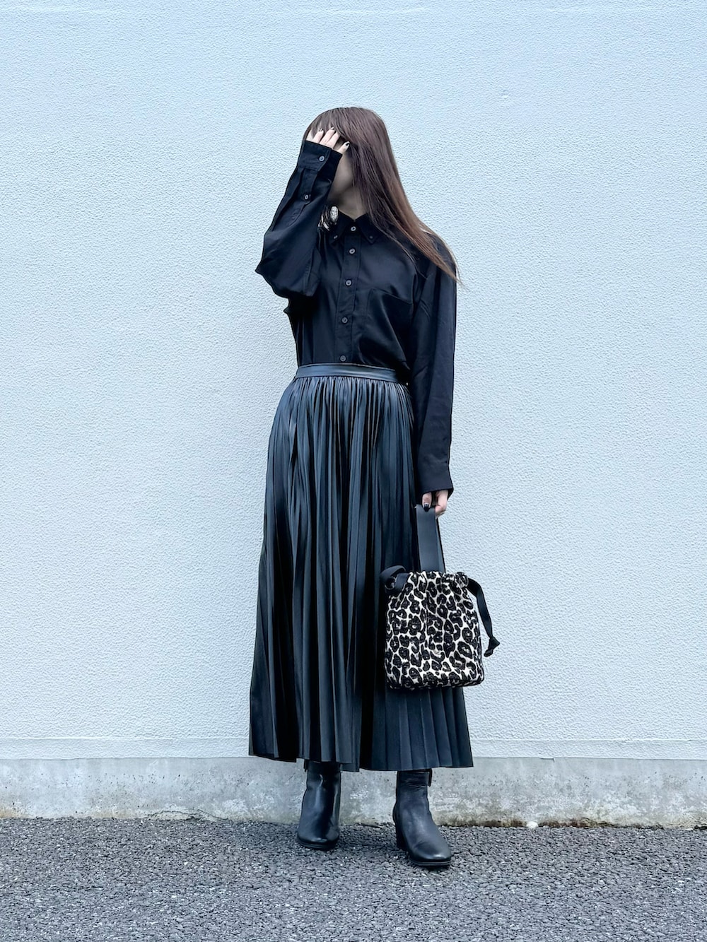 ブラック系のブーツ、ブラウン系のハンドバッグ、ブラック系のシャツ/ブラウスを着用したレディースの秋コーディネートの4枚目の写真