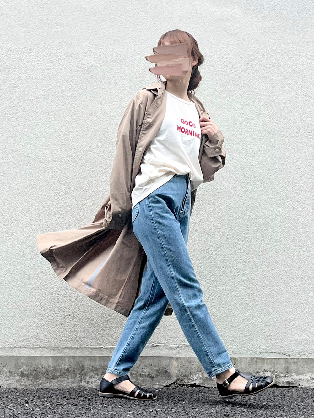 ブルー系のデニムパンツ、ホワイト系のTシャツ/カットソー、ブラック系のサンダルを着用したレディースの春コーディネートの3枚目の写真