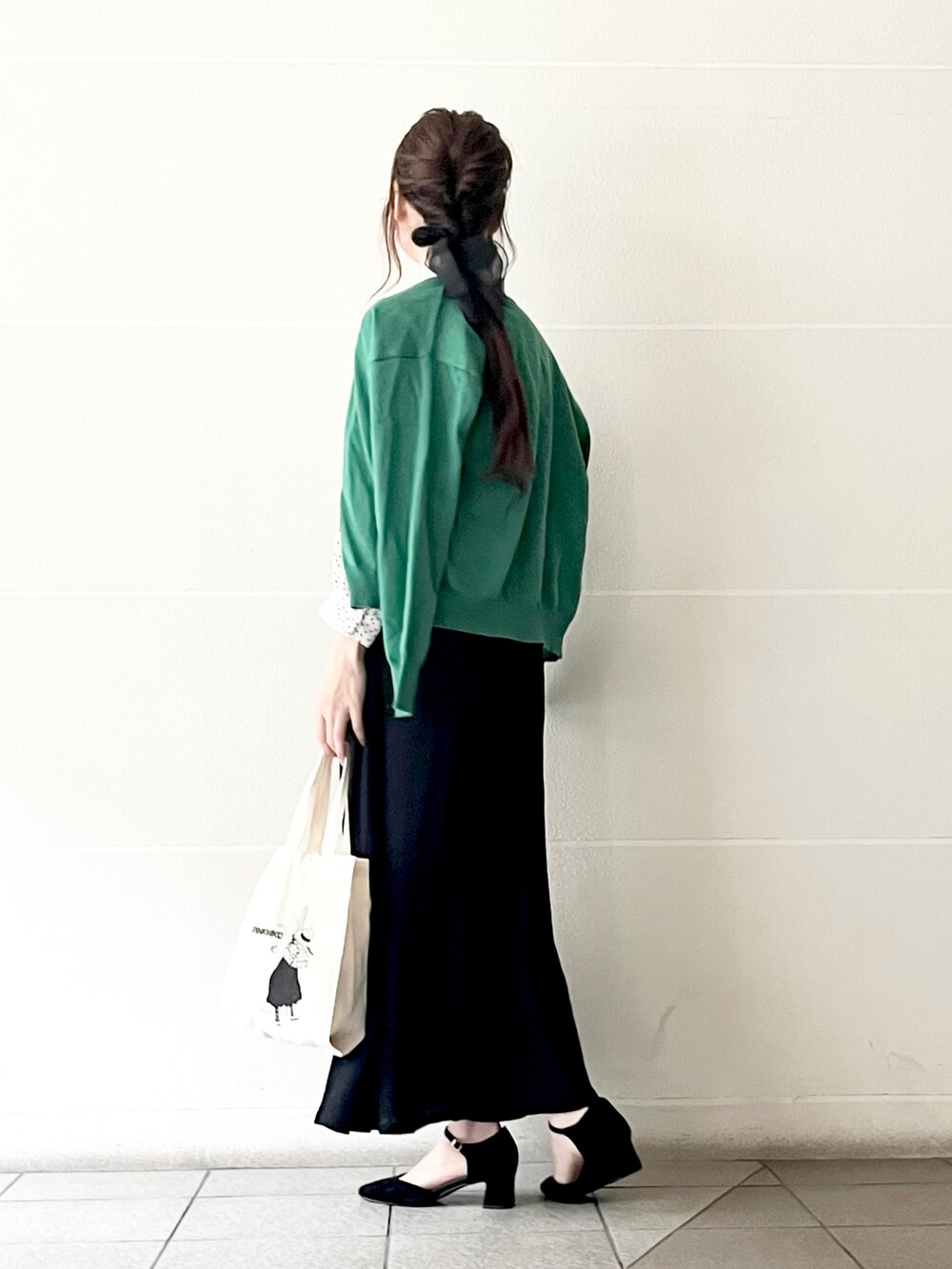 ブラック系のワンピース、ホワイト系のシャツ/ブラウス、グリーン系のカーディガン/ボレロを着用したレディースの春コーディネートの4枚目の写真