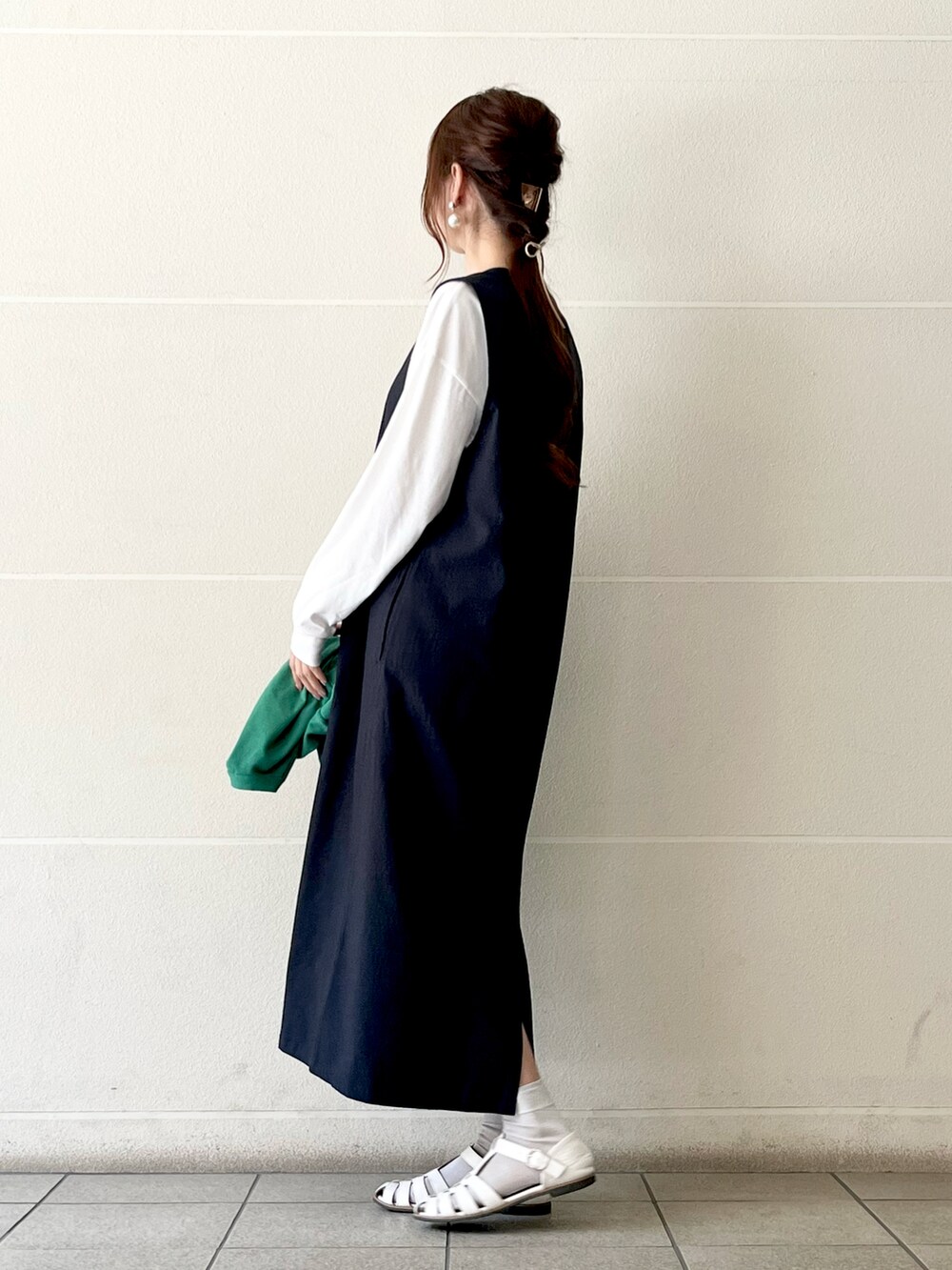 ブルー系のワンピース、ホワイト系のTシャツ/カットソー、グリーン系のカーディガン/ボレロを着用したレディースの春コーディネートの5枚目の写真