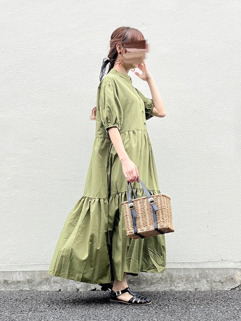 「toucherdubrise、ワンピース、ワントーンコーデ、カーキ、グルカサンダル、ティアード、ティアードワンピース、ロングワンピース、大人かわいい、ラクチンコーデ、大人カジュアル、きれいめカジュアル、休日スタイル、春夏コーデ、かごバッグ」｜「toucher du briseのボリュームスリーブ ティアード ロングワンピース（ワンピース、グリーン系）」を使った、syrupさん（レディース・162cm）の春コーディネートの3枚目の写真