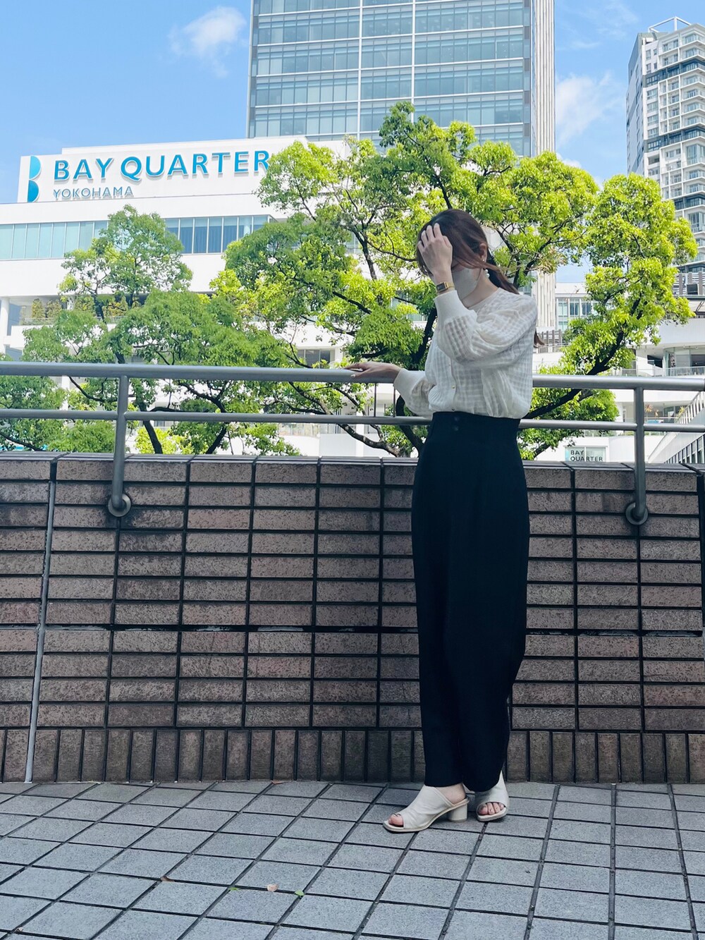 ブラック系のその他パンツ、ホワイト系のサンダル、ホワイト系のカーディガン/ボレロを着用したレディースの春コーディネートの2枚目の写真