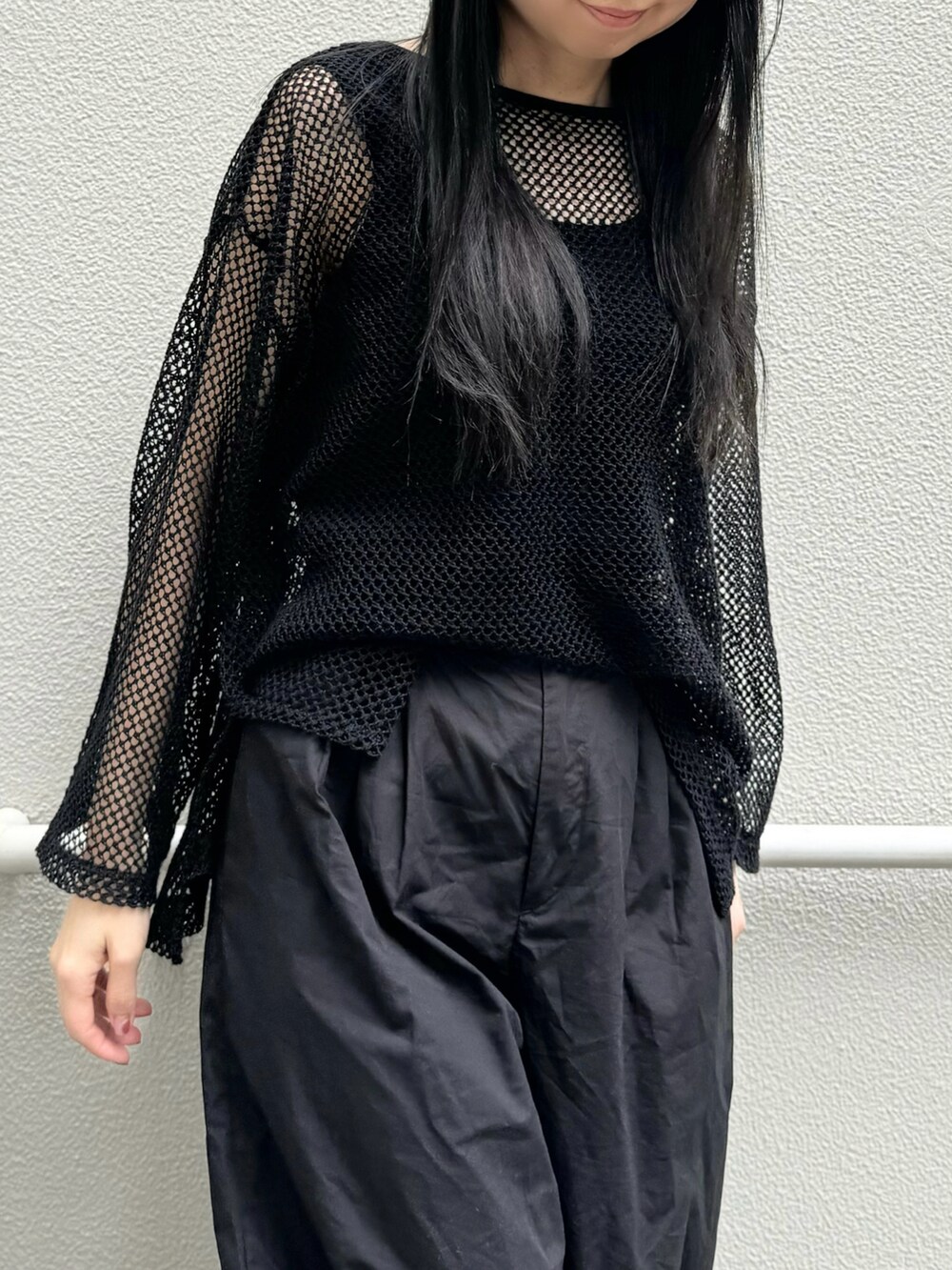 ブラック系のサンダル、ブラック系のその他トップス、ブラック系のタンクトップを着用したレディースの夏コーディネートの5枚目の写真