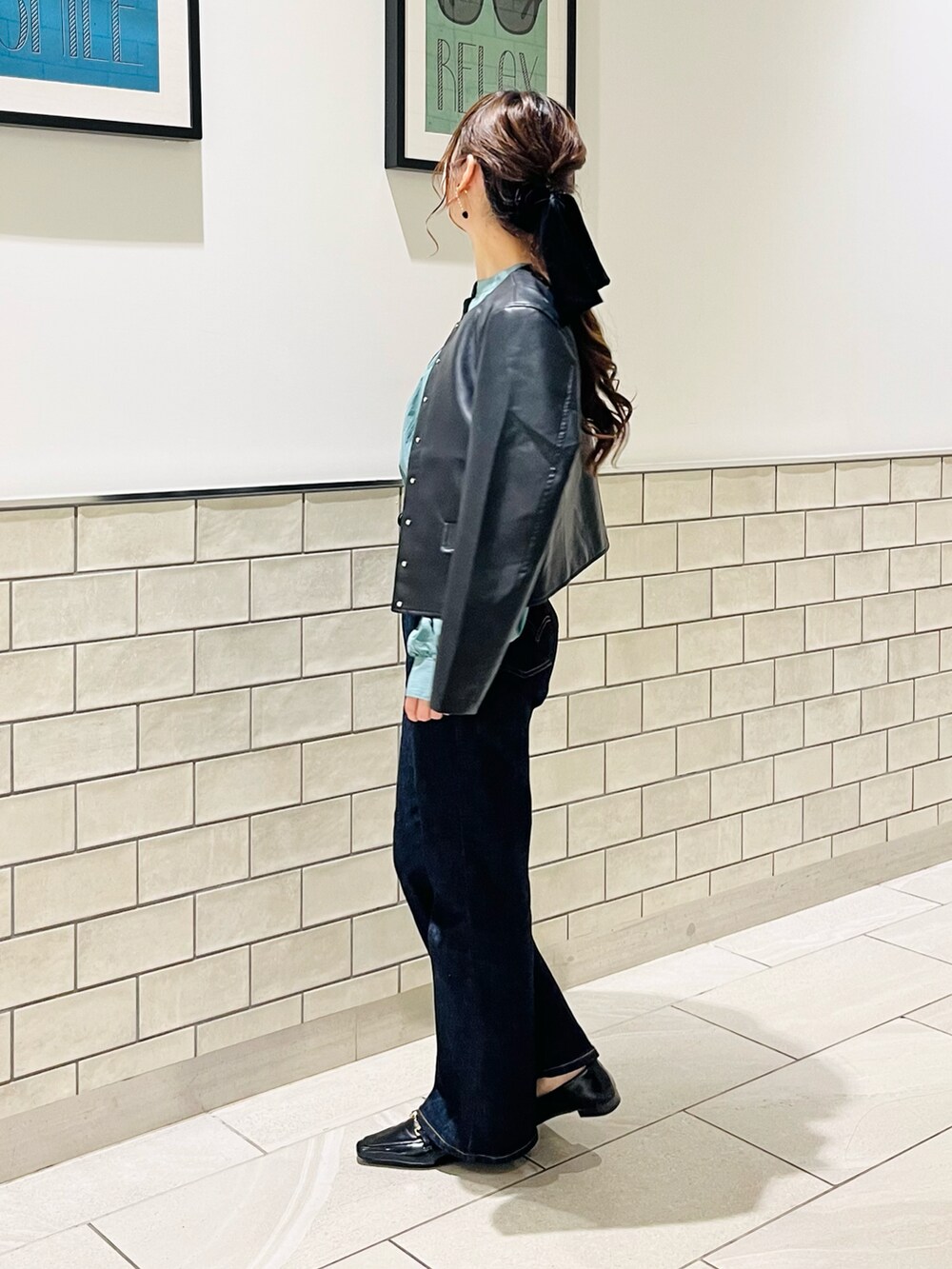 グリーン系のシャツ/ブラウス、ブラック系のイヤリング、ブラック系のシュシュを着用したレディースの秋コーディネートの4枚目の写真