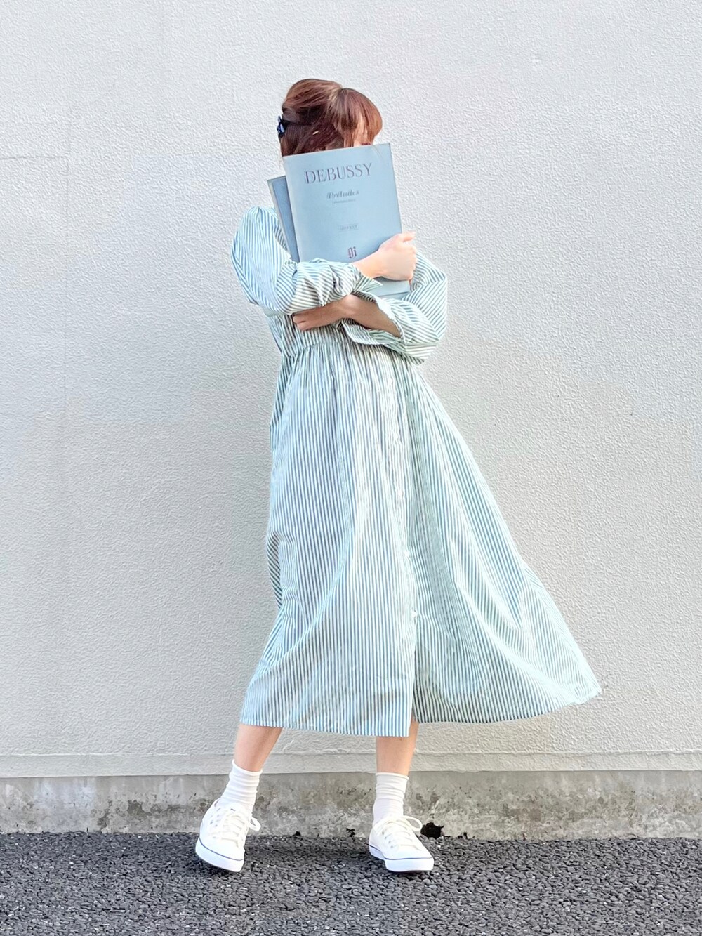 グリーン系のワンピース、ピンク系のラッピングキットを着用したレディースの春コーディネートの4枚目の写真