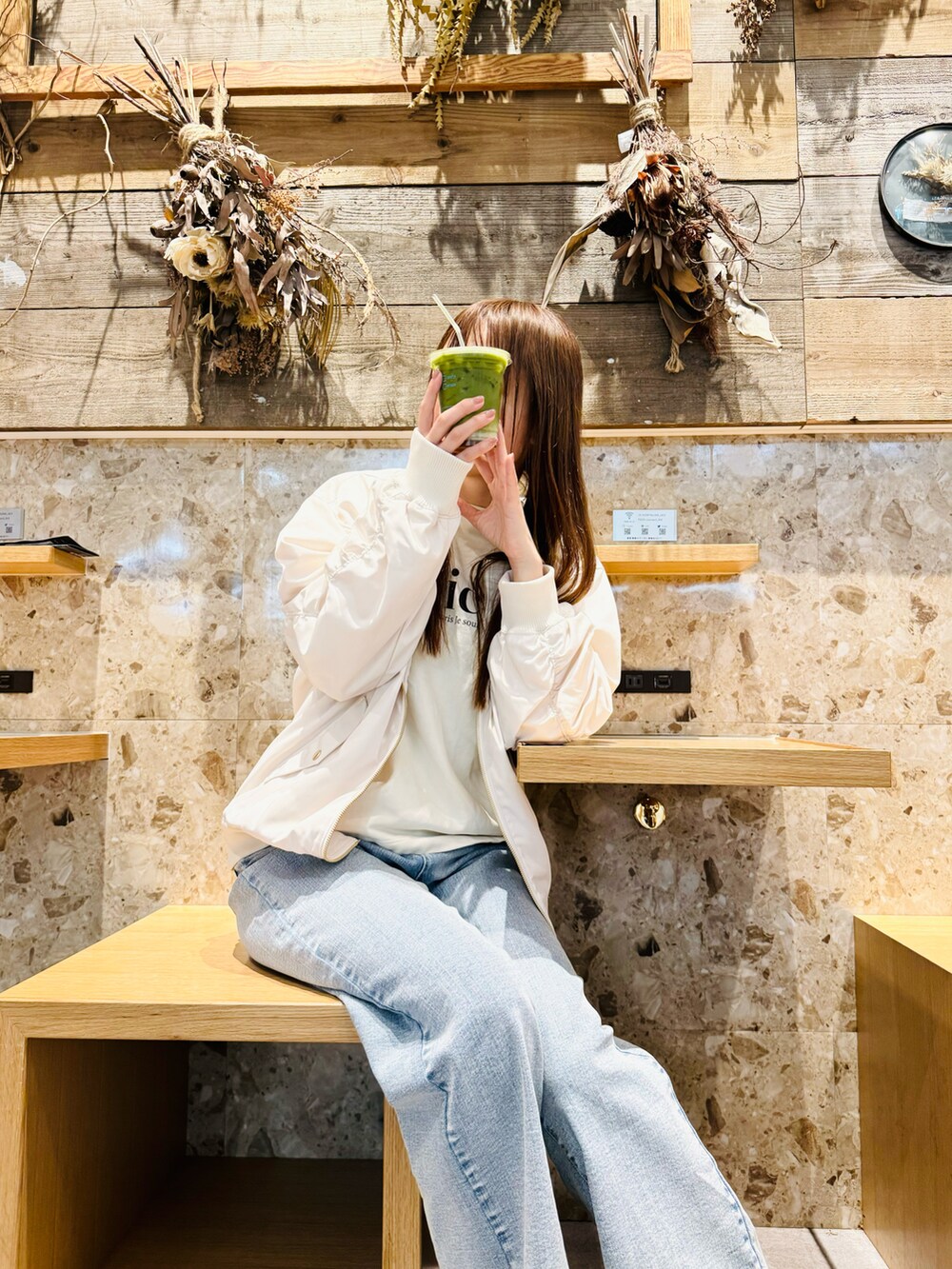 「大人カジュアル、休日スタイル、ミリタリー、デニム、パンツスタイル、ラフコーデ、春カラー、スニーカー、カジュアル、シンプル、春のNewスタイル、スウェット、ブルゾン、春コーデ、骨格ウェーブ」｜「Te chichiのデニムワイドパンツ（その他パンツ、ブルー系）」を使った、syrupさん（レディース・162cm）の春コーディネートの5枚目の写真
