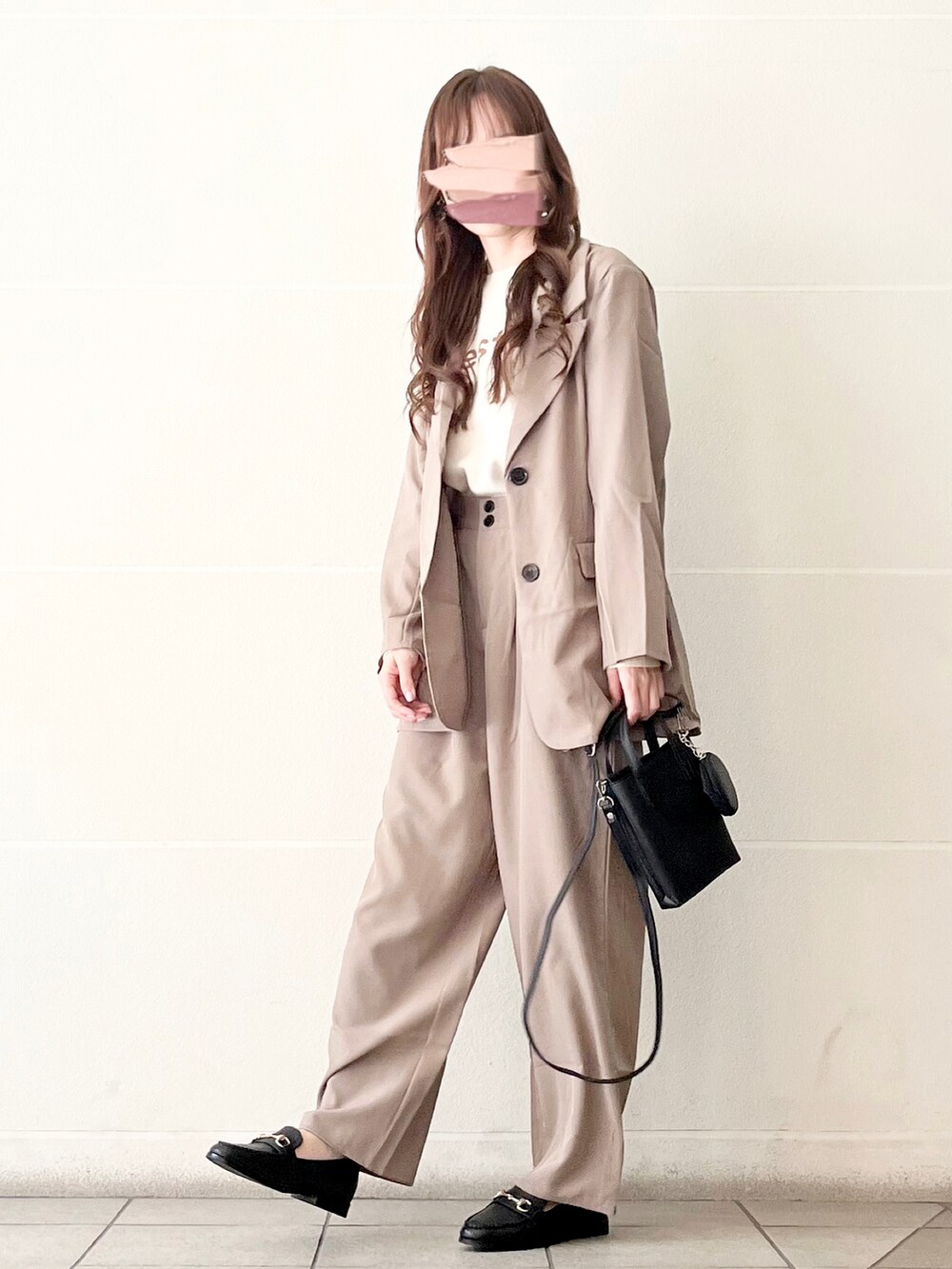 グレー系のテーラードジャケット、ブラック系のローファー、ホワイト系のニット/セーターを着用したレディースの春コーディネートの4枚目の写真