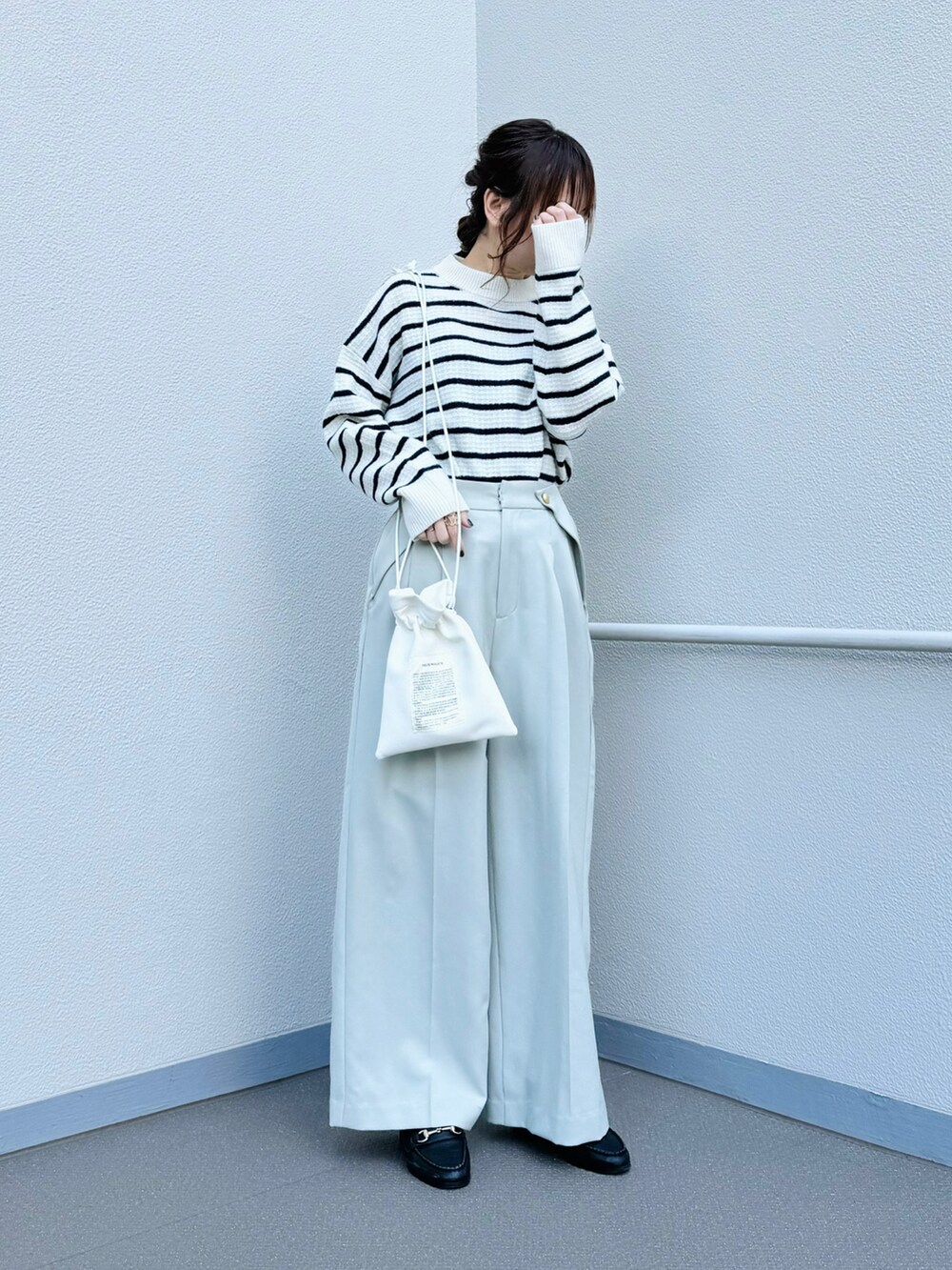 ホワイト系のショルダーバッグ、ブルー系のトップス、グリーン系のその他パンツを着用したレディースの冬コーディネートの2枚目の写真