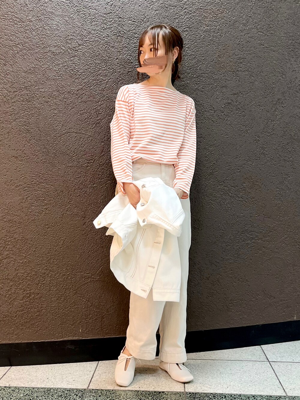 オレンジ系のTシャツ/カットソー、ホワイト系のデニムパンツ、ホワイト系のデニムジャケットを着用したレディースの春コーディネートの3枚目の写真